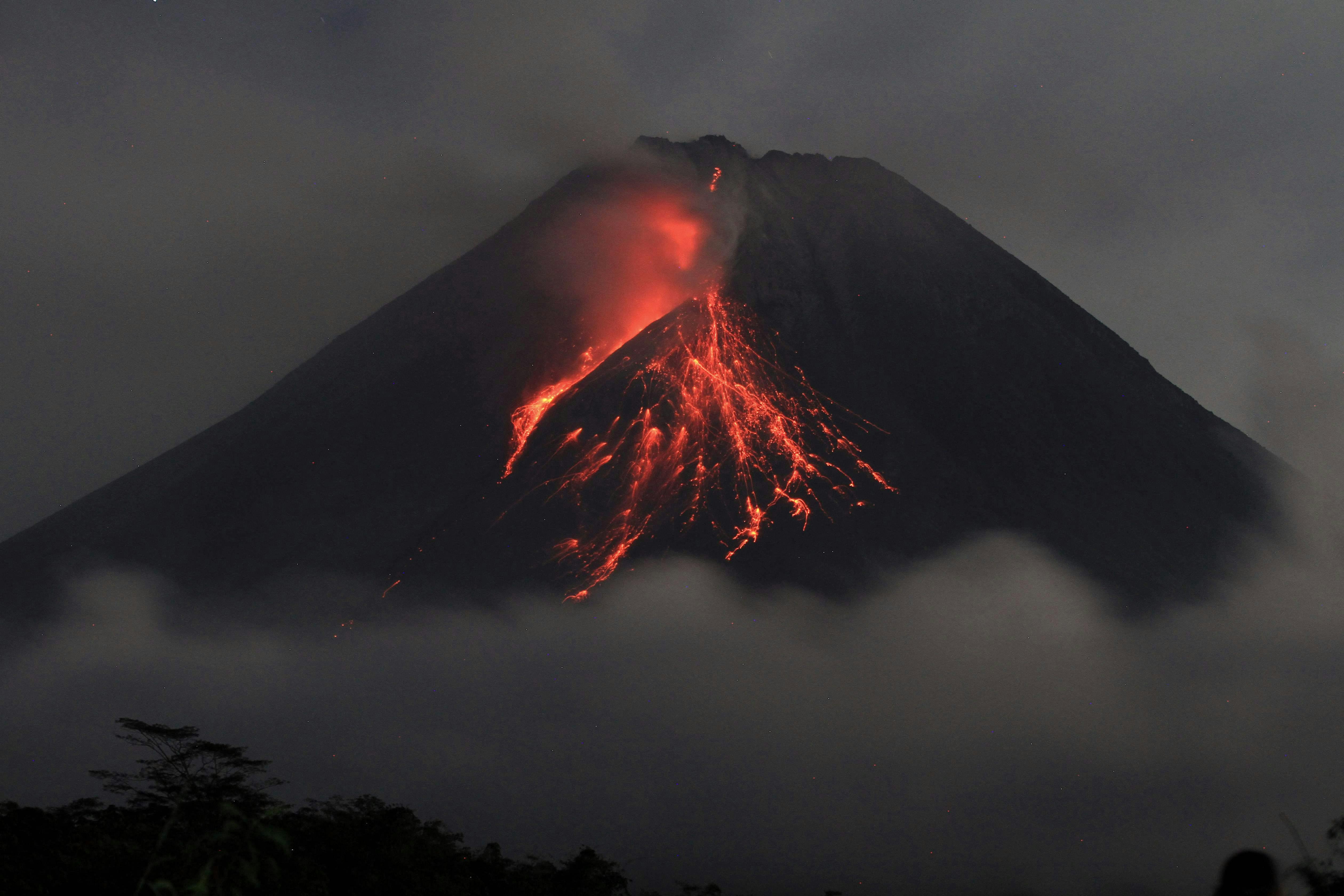 Lavaen flyder ud af toppen af vulkanen Mount Merapi i Indonesien