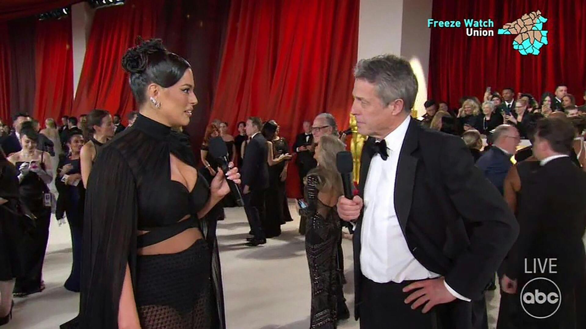 Internettet har slagtet Hugh Grant for at give et akavet og uhøfligt interview på den røde løber til årets Oscar-uddeling.