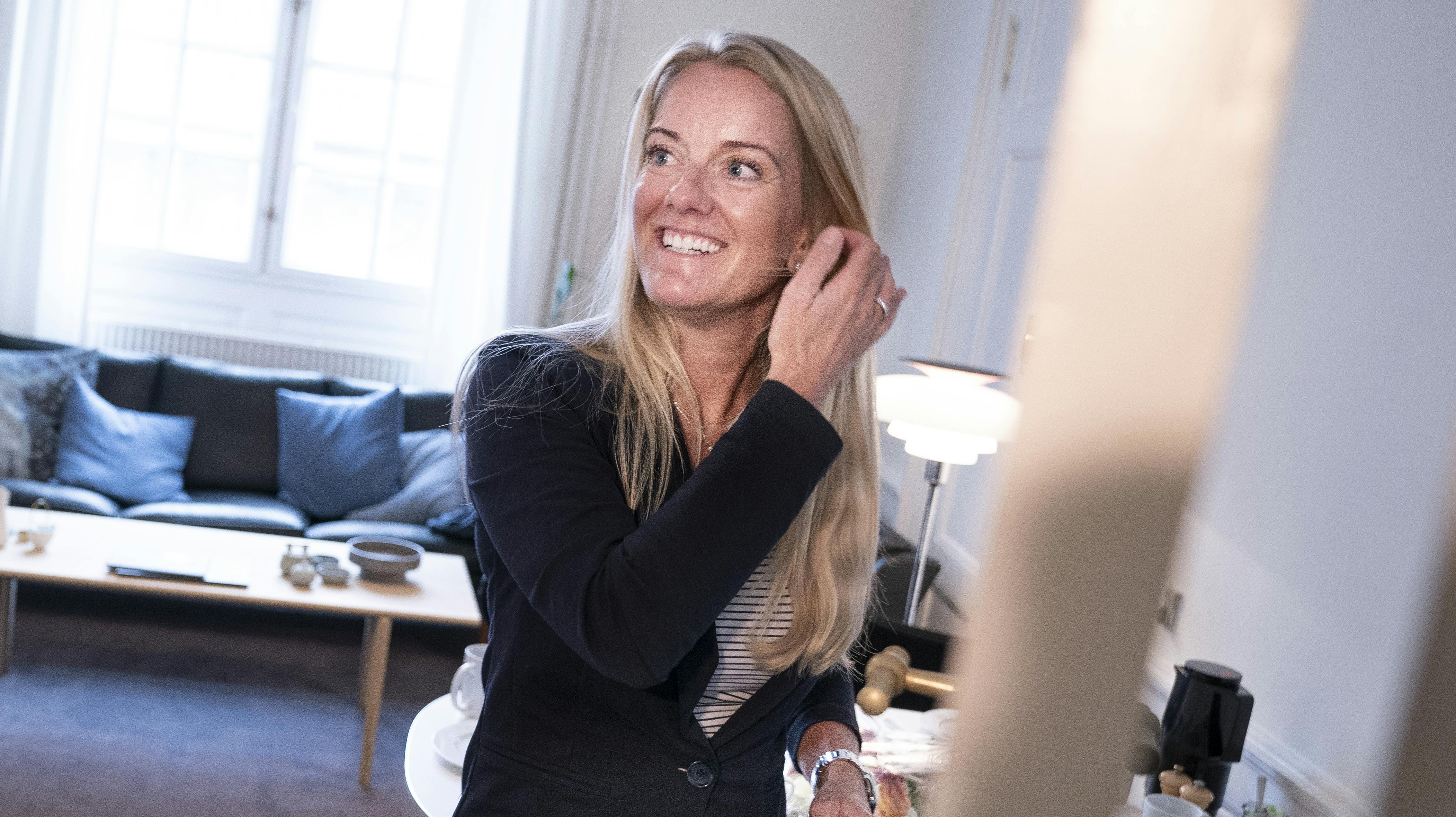 Pernille Vermund siger før et gruppemøde i Nye Borgerlige tirsdag, at man godt kan have en diskussion om formandshonorarer. Men hun skal ikke selv have det, hvis hun bliver valgt som formand for partiet for anden gang. 