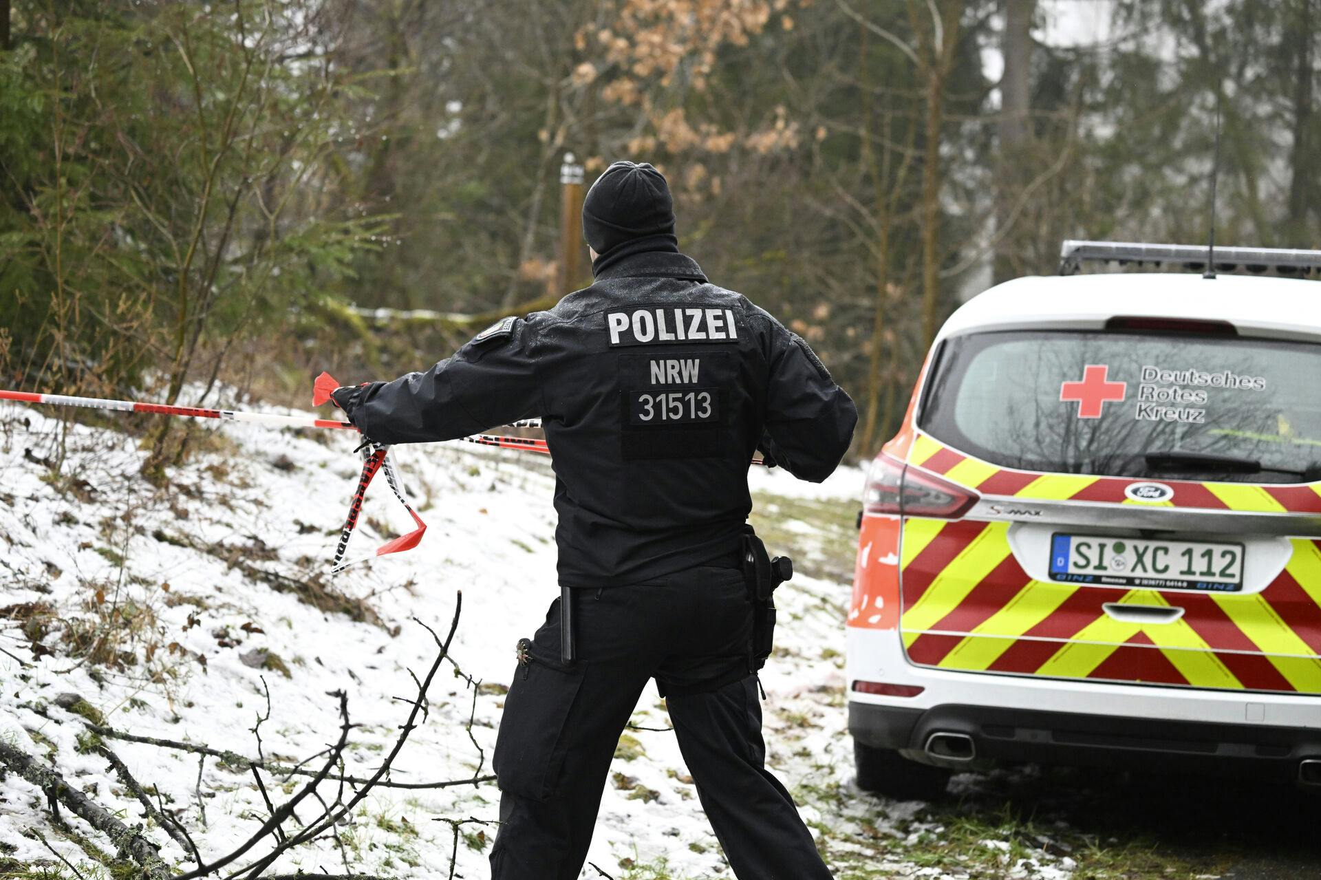 Politiet i Freudenberg afspærrer området, hvor den 12-årige pige søndag blev fundet dræbt.&nbsp;
