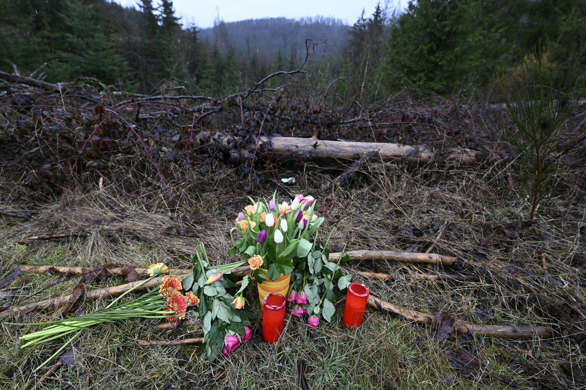 Blomster nær det sted hvor den 12-årige Luise blev fundet dræbt.&nbsp;
