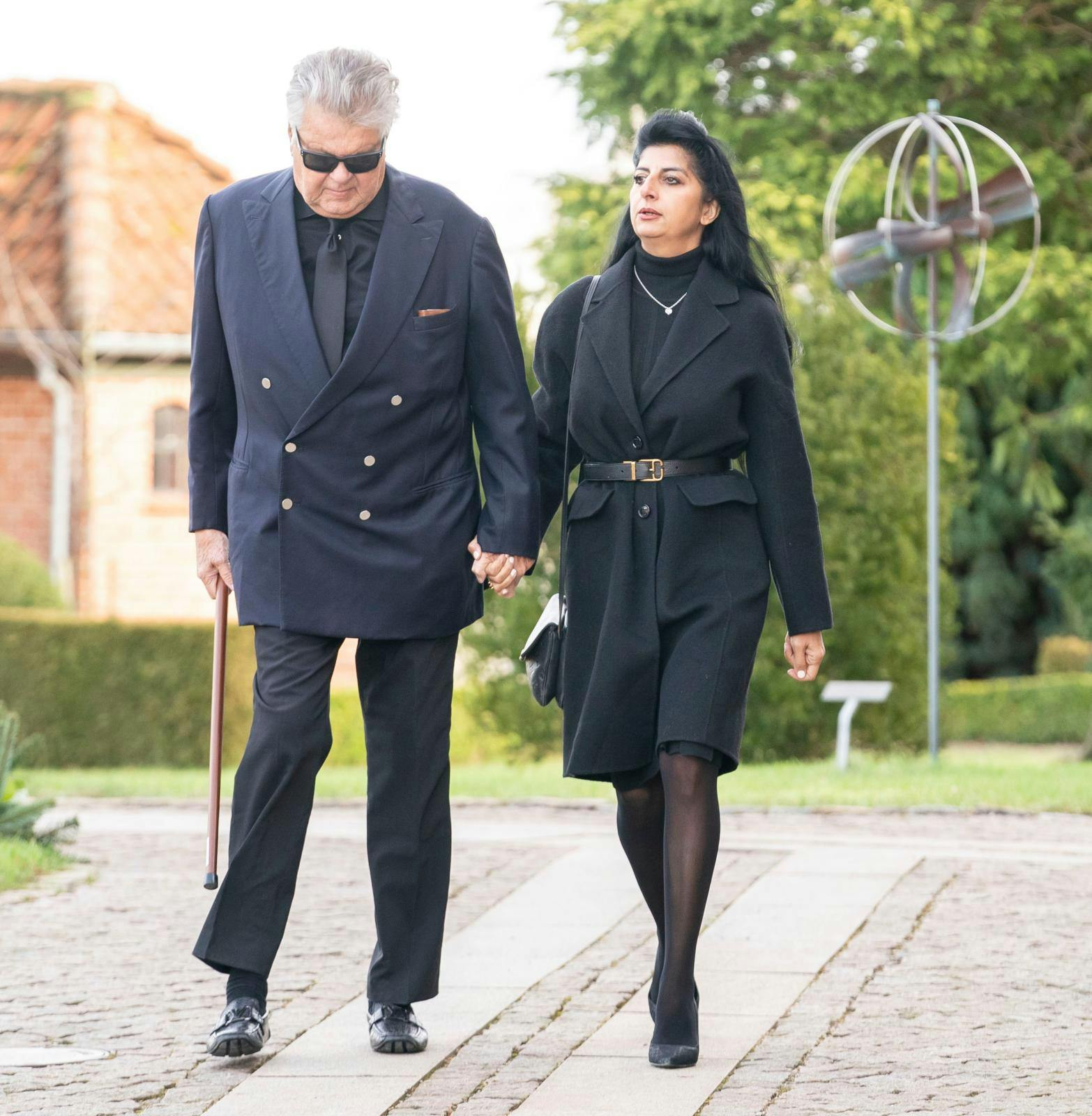 Tidligere i år var Christian Kjær og Susan Astani-Kjær på et sjældent besøg i Danmark, hvor de deltog i grev Ditlev Helge Knuth-Winterfeldts begravelse.
