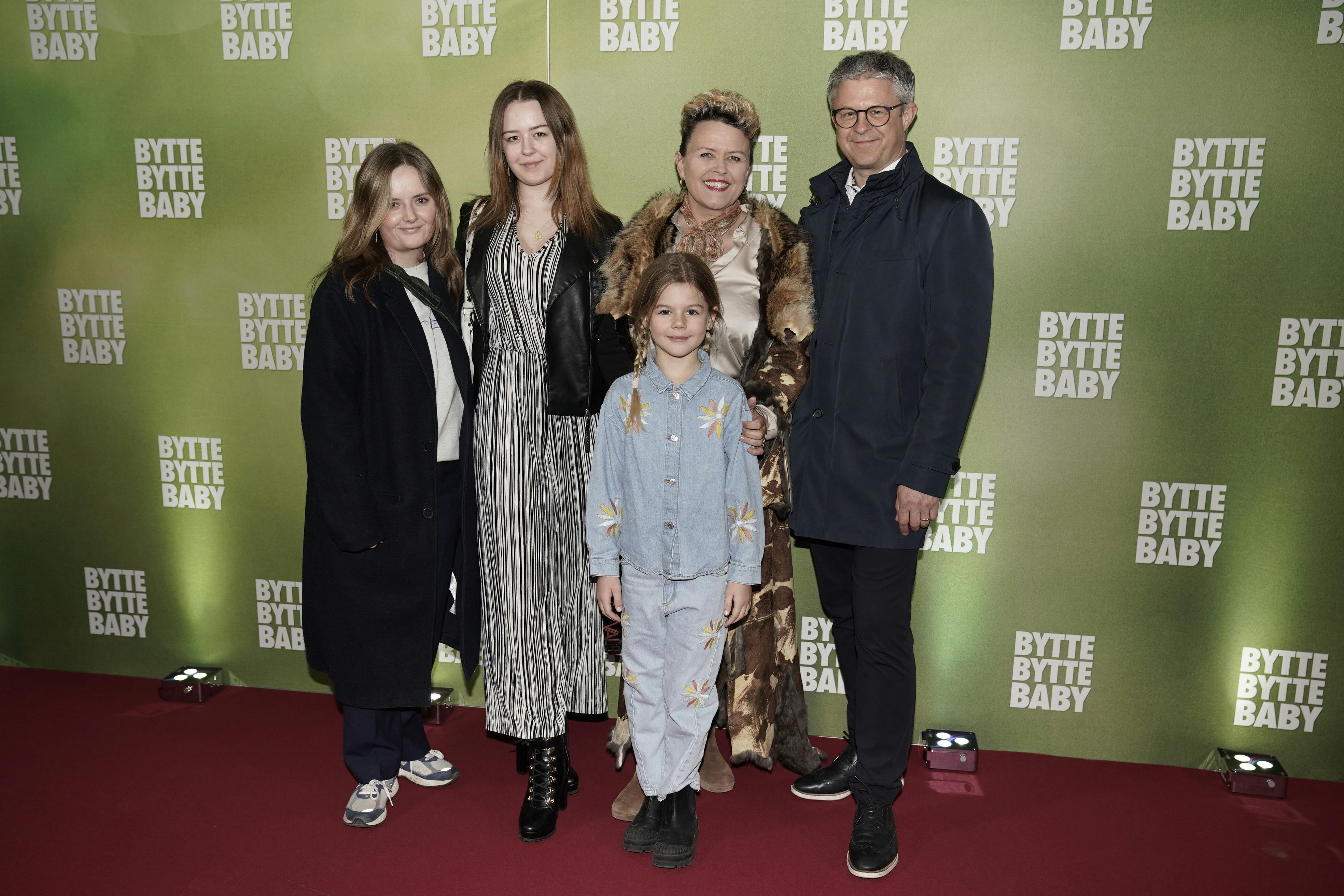 Barnepigen Nikoline, moster Lykke, mormor Soffie Dalsgaard og morfar Jesper Dalsgaard var alle i Imperial for at se Andrea i "Bytte Bytte Baby".