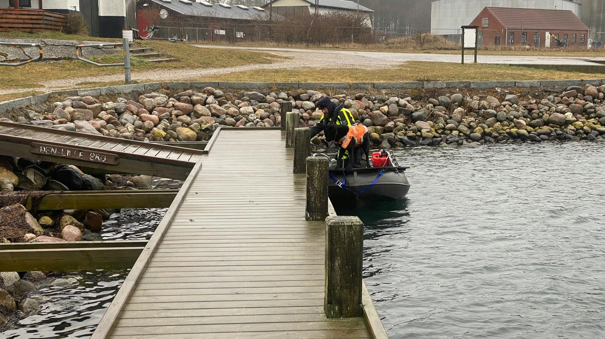 Midt- og Vestsjællands Politi havde dykkere og hunde på vandet mandag, hvor de ledte efter 34-årige Daniel, som sidst blev set 19. februar.