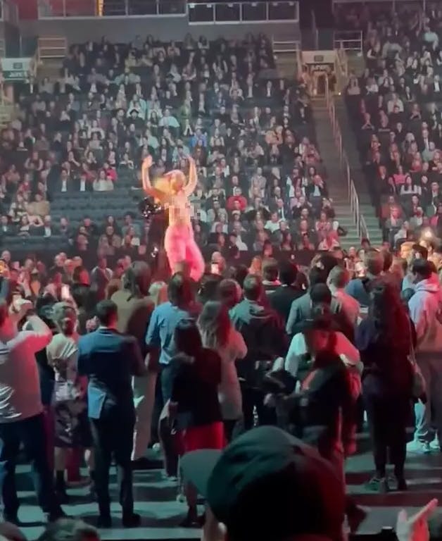 En topløs kvinde stormede scenen til årets Juno Awards. 