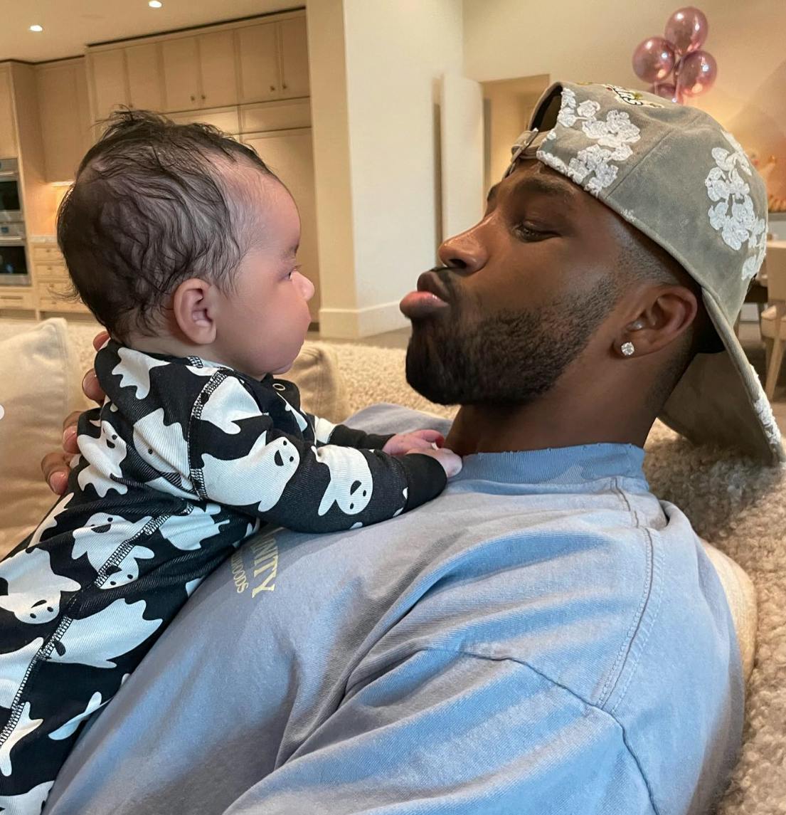 Tristan Thompson hygger med den lille fyr, hvis navn endnu ikke er afsløret.