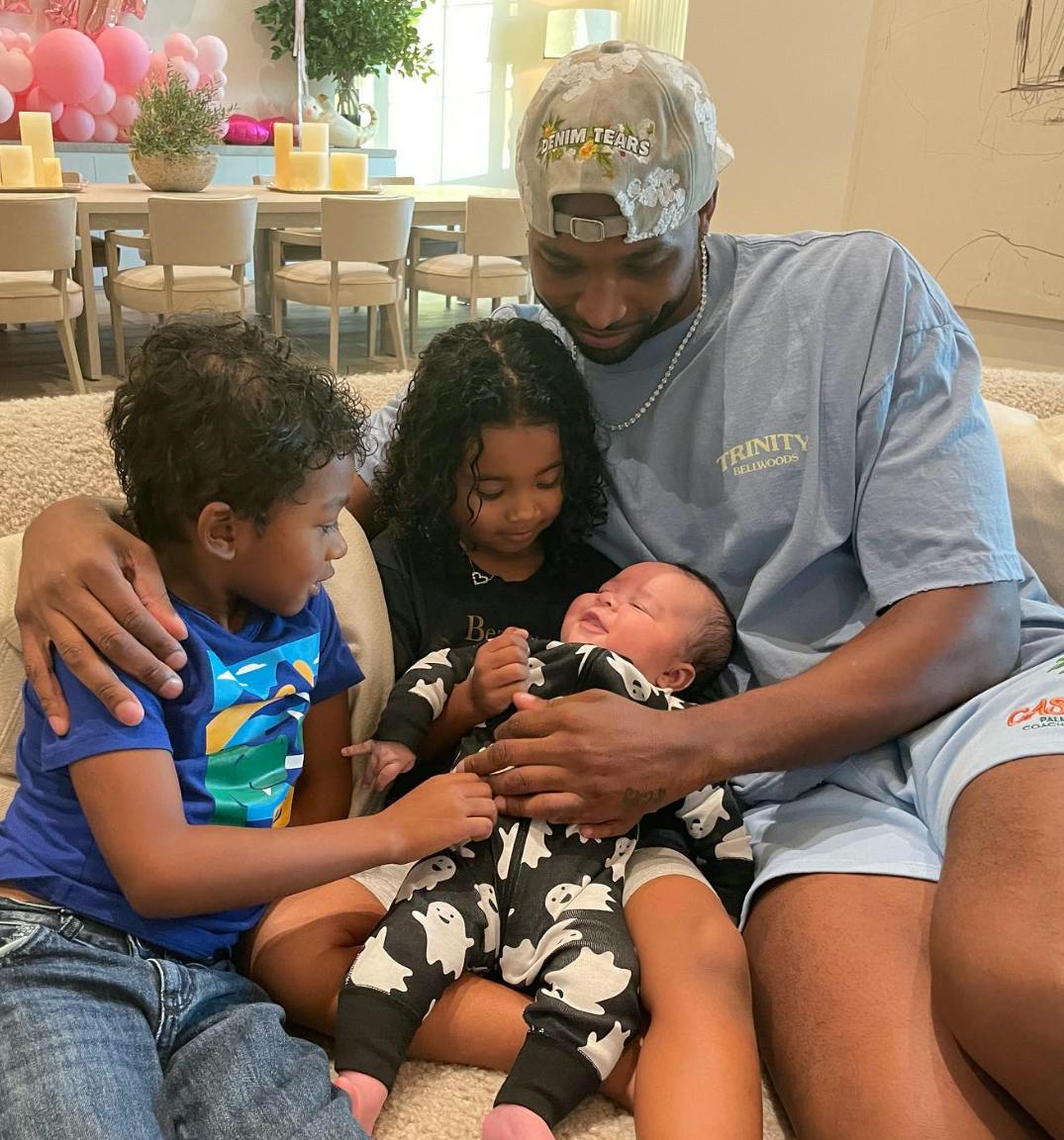 Tristan Thompson med sine tre børn. Khloé er dog kun mor til de to yngste.