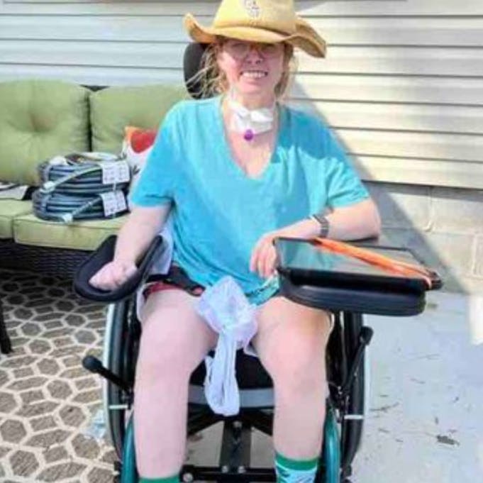 Caitlin Jensen, 29, er nu hjemme igen - otte måneder efter en tur ved kiropraktor gik helt galt. 