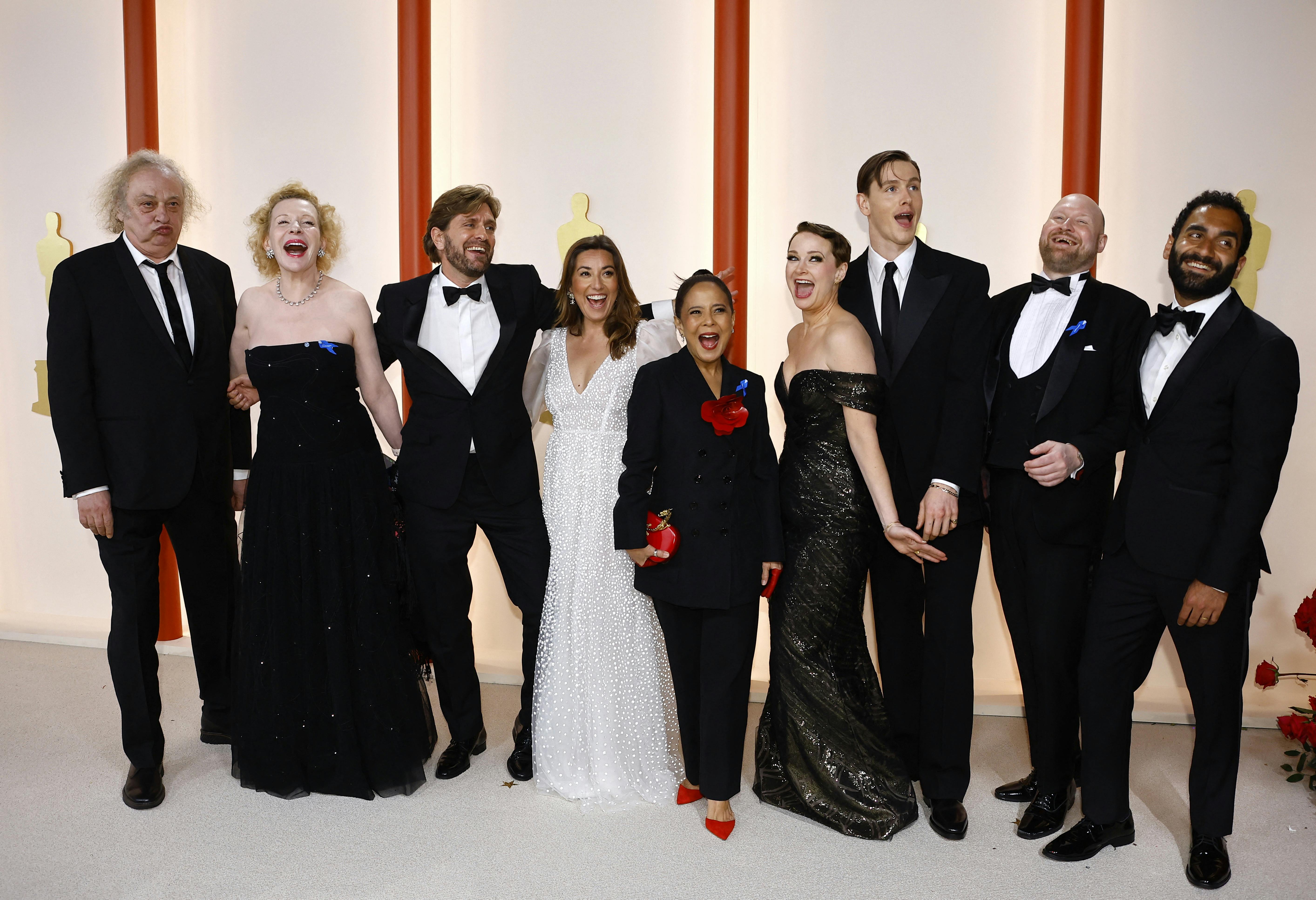 Når hun ikke jagtede store stjerner ved Oscar-festen, så hang Berlin naturligvis ud med resten af holdet bag "Triangle of Sadness". Her ses fra venstre Zlatko Buric, Sunnyi Melles, instruktør Ruben Östlund, hans kone Andrea Östlund, Dolly Le Leon, Vi