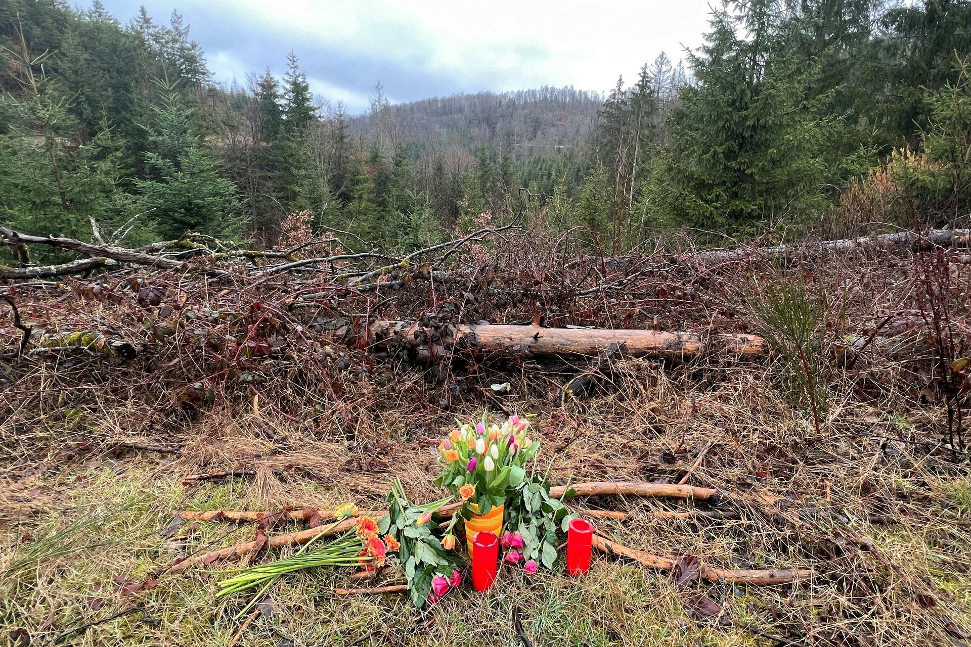 Blomster lys nær det sted, hvor 12-årige Luise blev myrdet.&nbsp;
