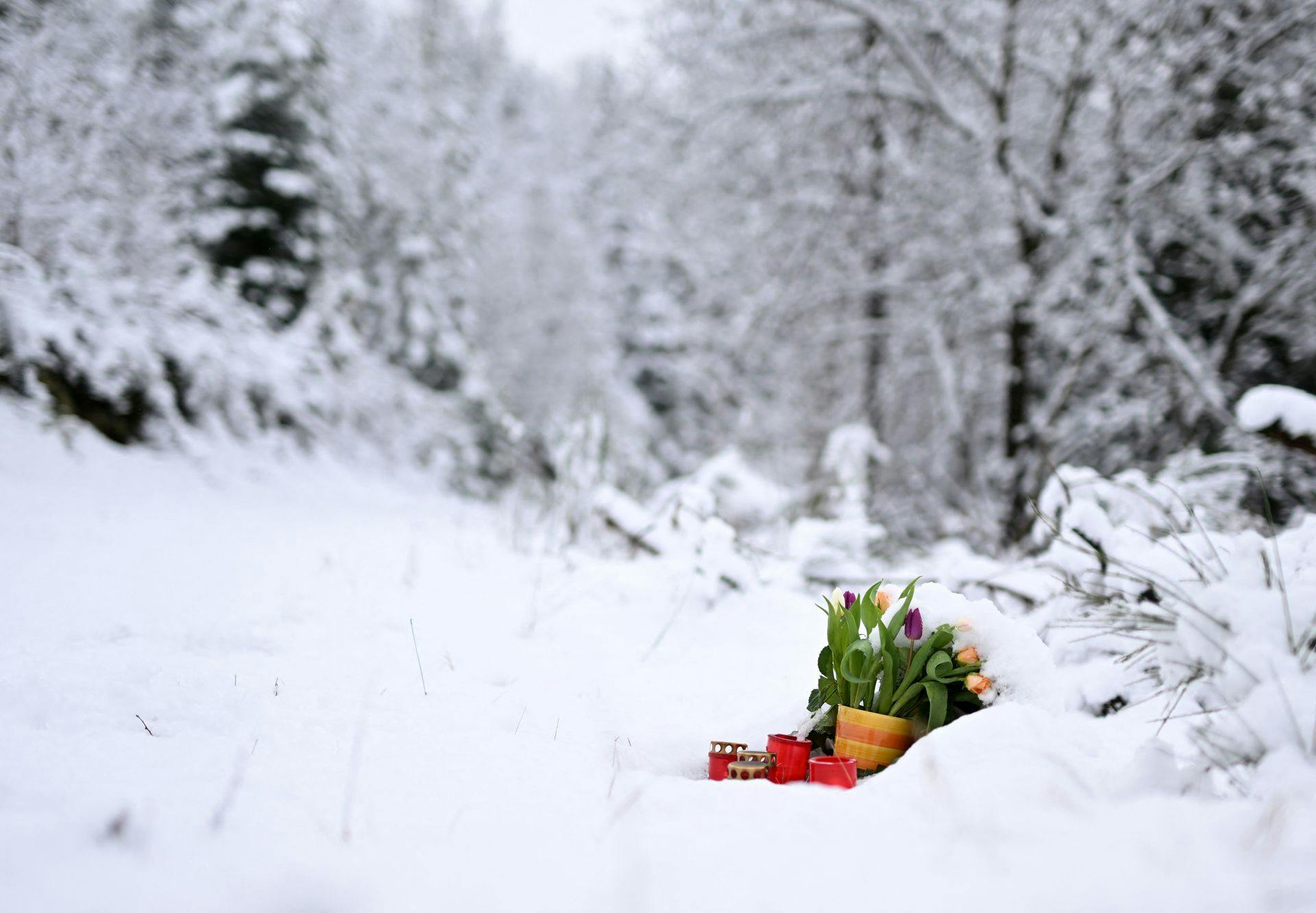 Sneen er faldet i området, hvor den 12-årige pige blev myrdet.&nbsp;
