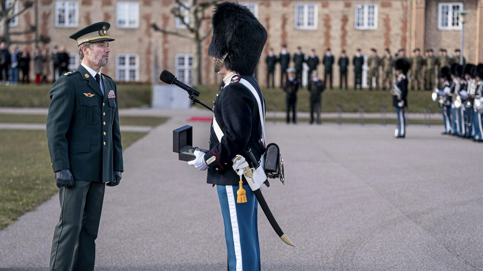 Kronprins Frederik overværer Urparade og overrækker Dronningens Ur på Livgardens Kaserne i København til Mads Karrebæk Mortensen.