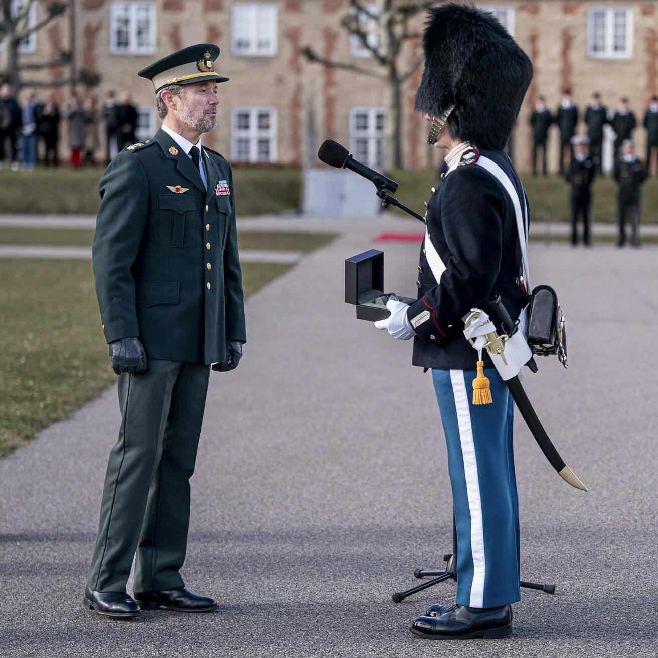 Kronprins Frederik overværer Urparade og overrækker Dronningens Ur på Livgardens Kaserne i København til Mads Karrebæk Mortensen.
