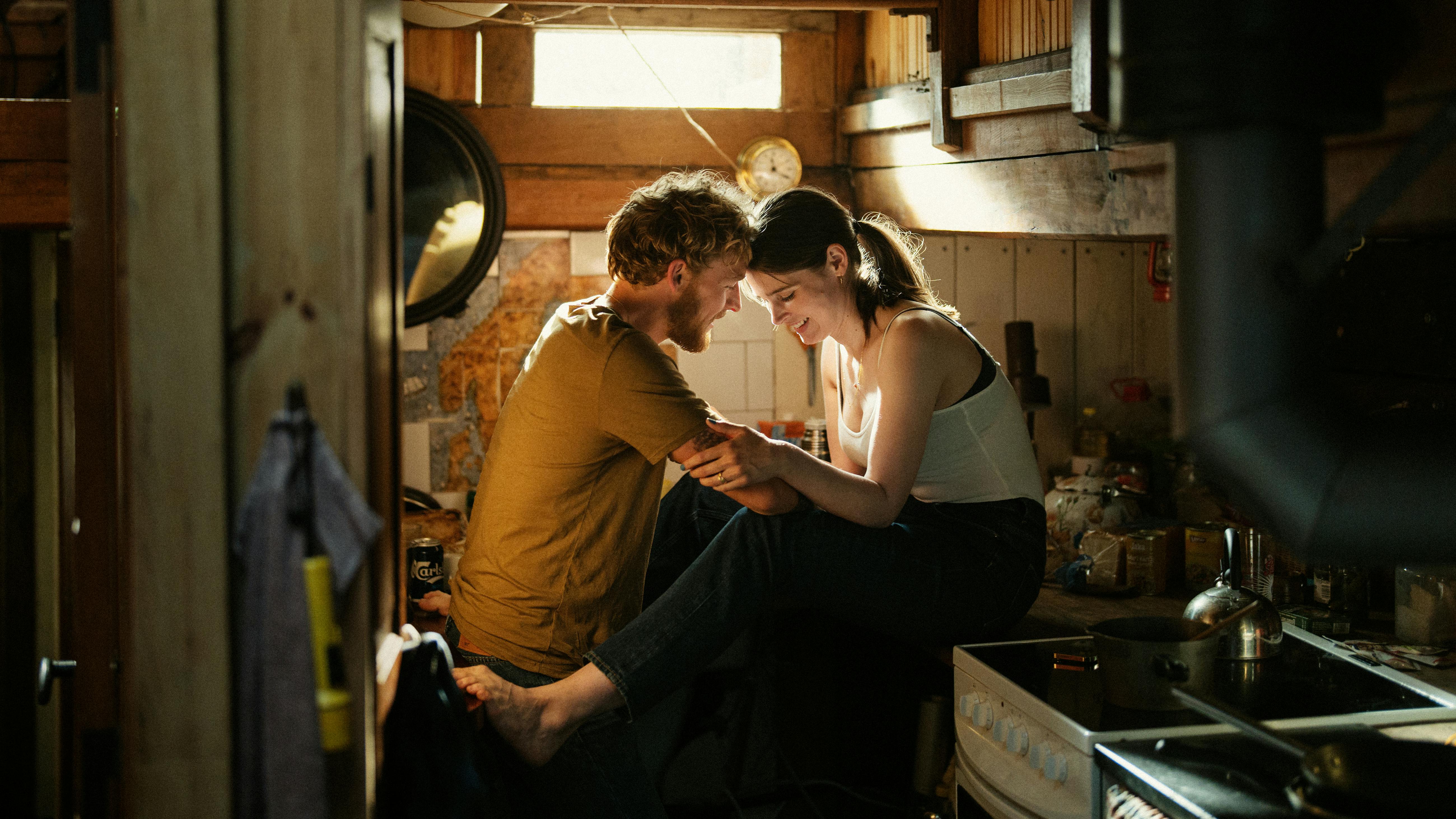 Christopher og Inga Ibsdotter Lilleaas forelsker sig i Netflix-filmen "A Beautiful Life", men kærligheden kommer ikke uden problemer.