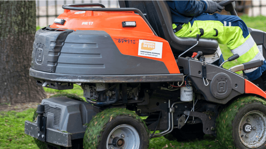 En australsk far har ved et uheld kørt sin 3-årige søn over med en græsslåmaskine. Sønnen døde. 