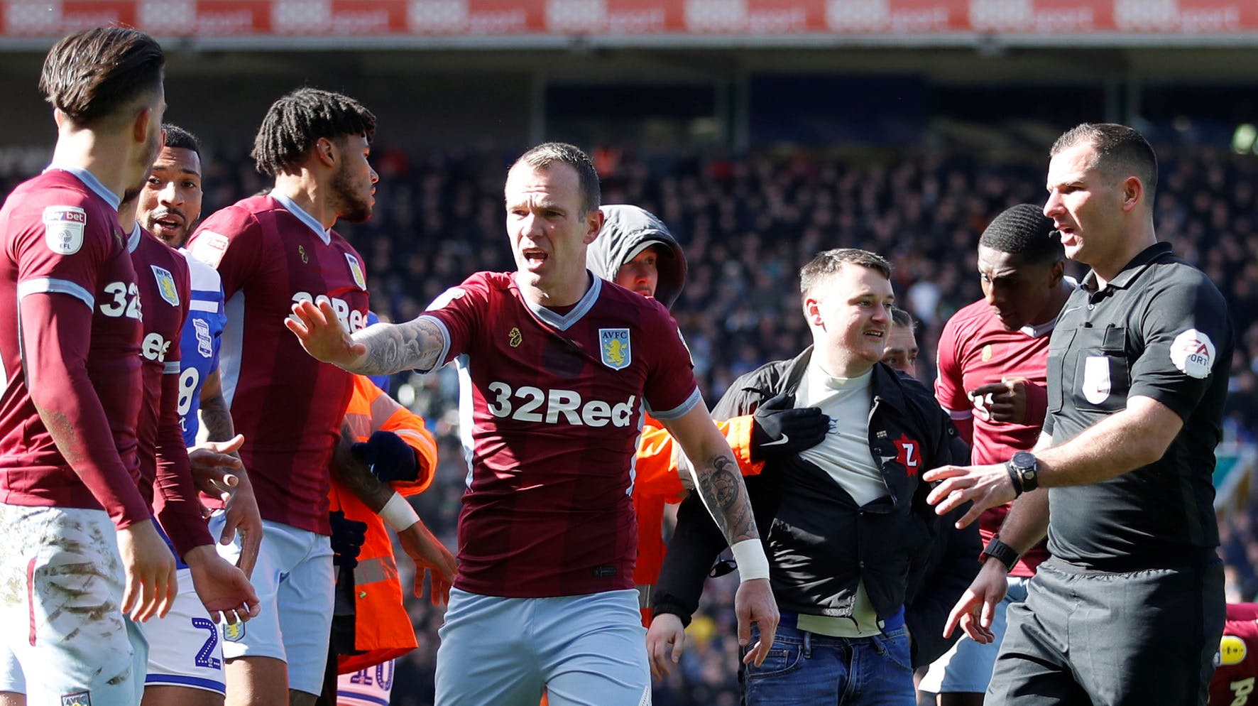 32-årige Paul Mitchell endte med at sidde fire uger i fængsel, efter han valgte at overfalde Jack Grealish under en fodboldkamp mellem Aston Villa og Birmingham City.