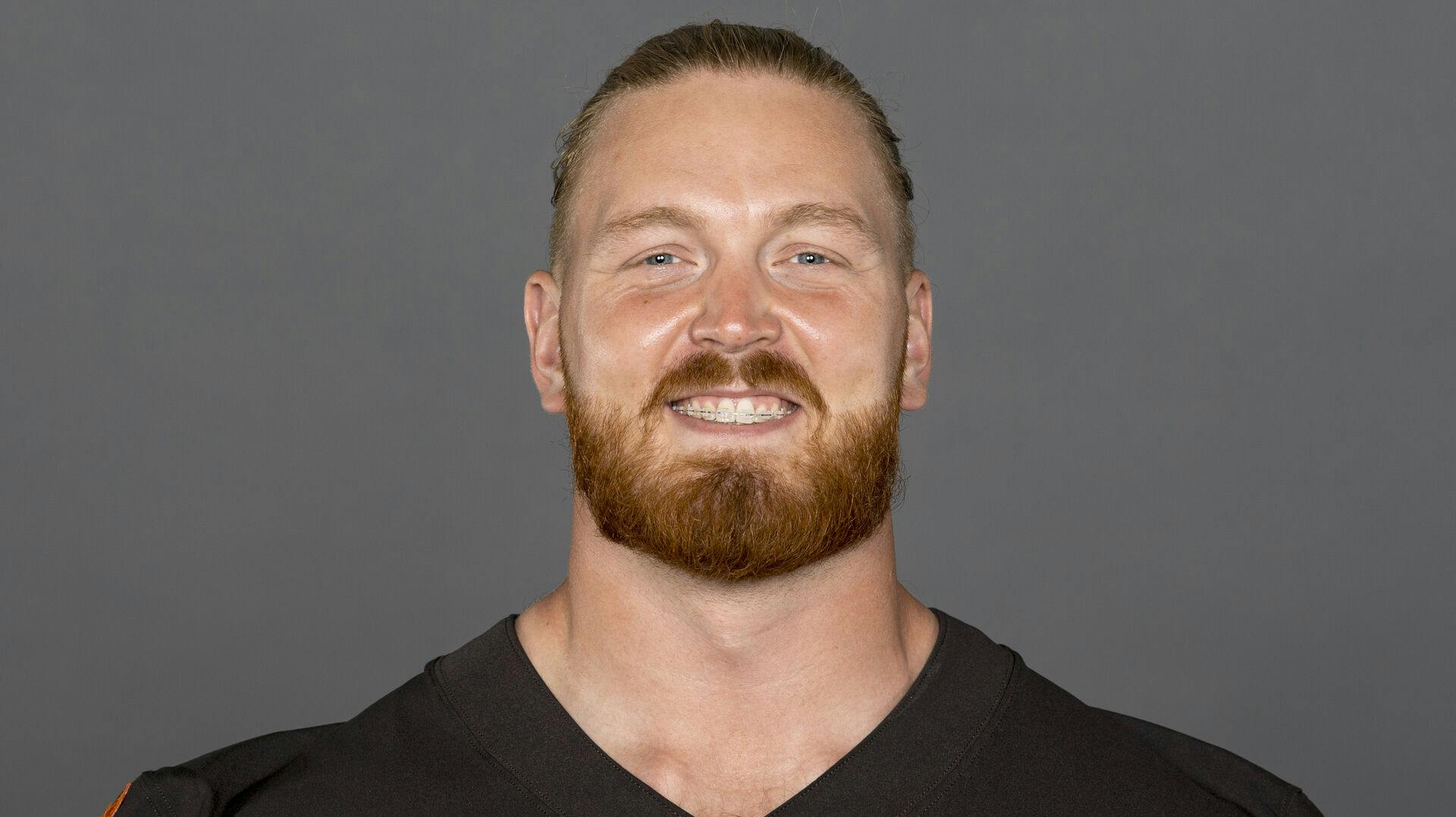 Der er god grund til smil hos Hjalte Froholdt. Han har nemlig skrevet under på en aftale med Arizona Cardinals, der sikrer danskeren en vældig fin løn. nbsp;