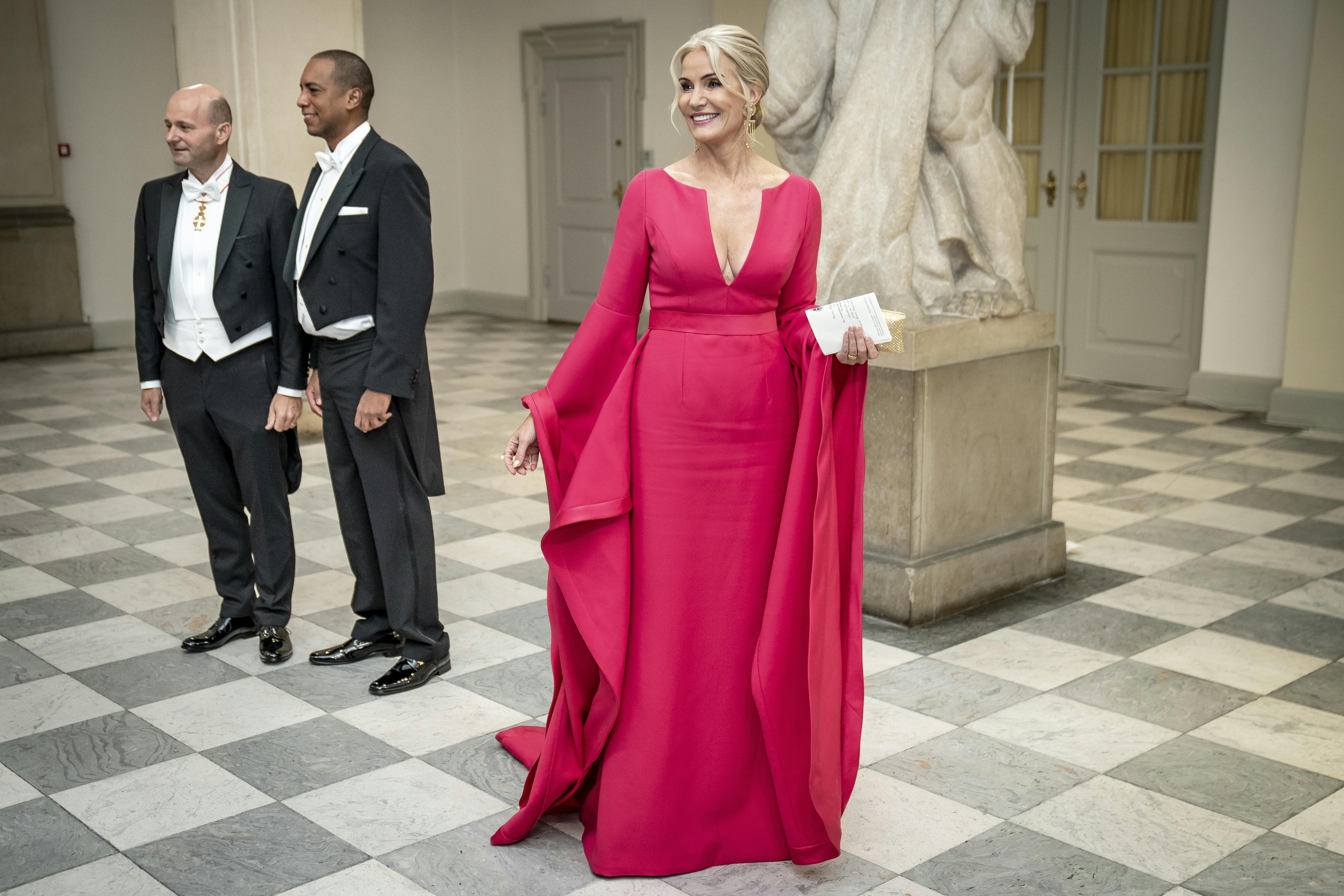 Helle Thorning-Schmidt strålede, da hun ankom til regentjubilæum hos dronningen - nu kan kjolen sikre hende en EchoPris 