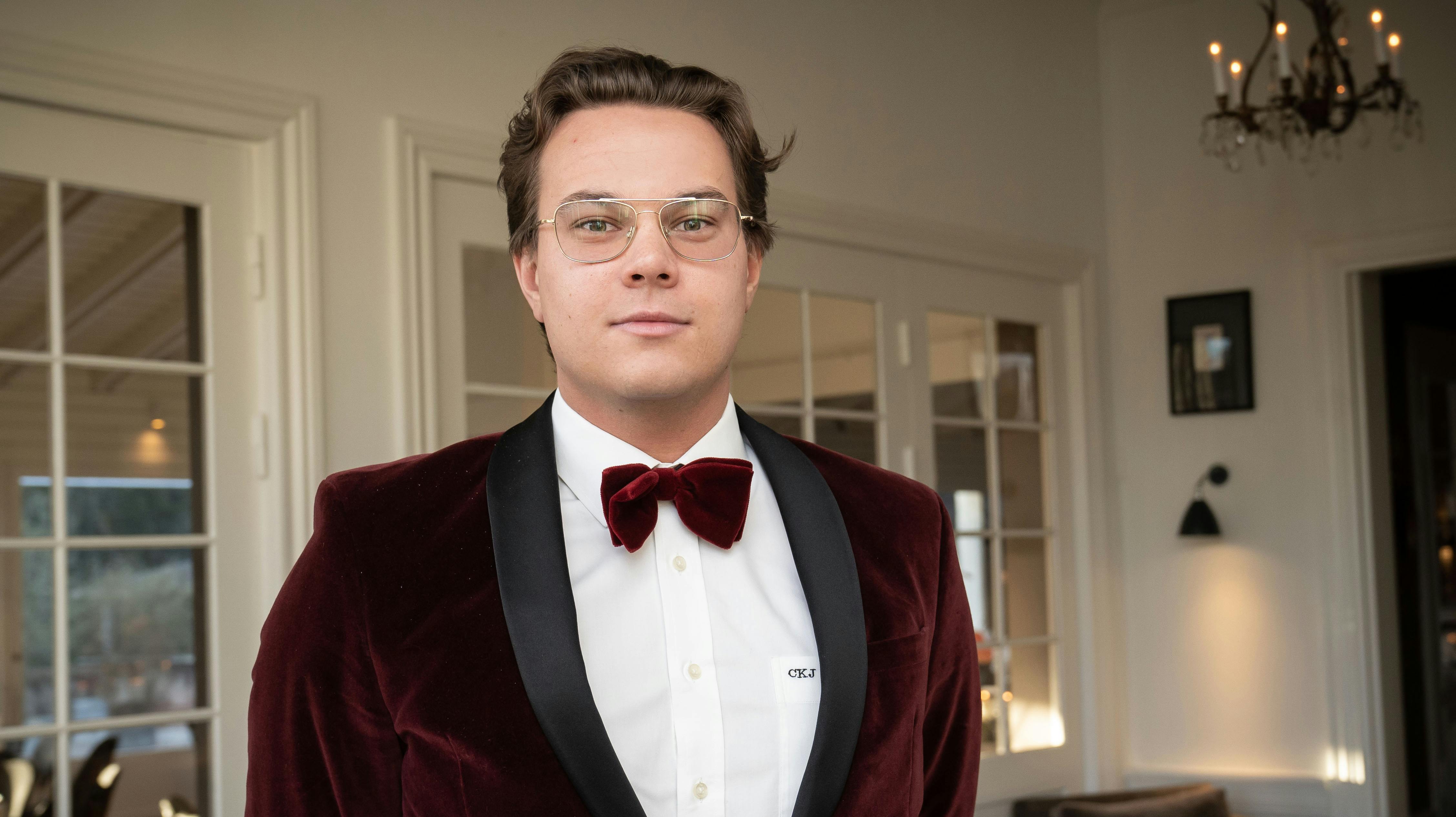 Christopher Kjær kom med sin kæreste Isabella til Tage Frandsens 75 års fødselsdag.