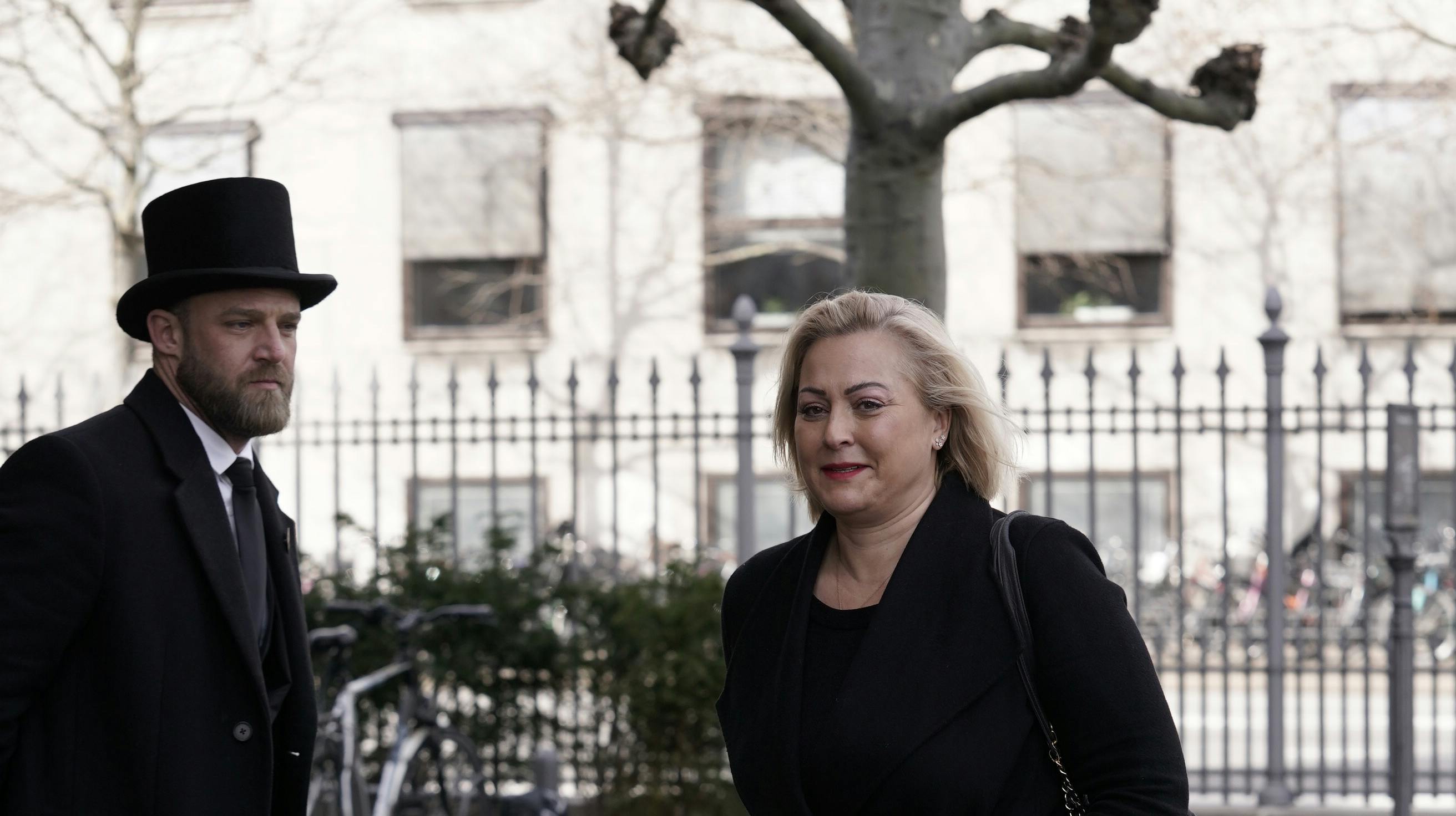 Det var en tydeligt berørt Stephanie Surrugue, der ankom til Holmens Kirke. 