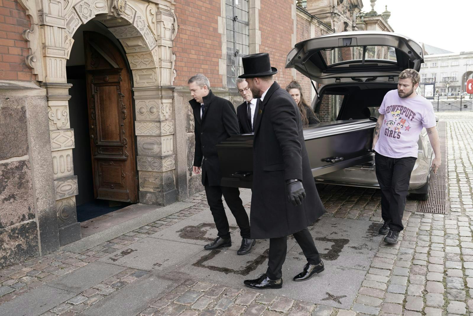 Her ankommer Erik Brandts kiste til Holmens Kirke.