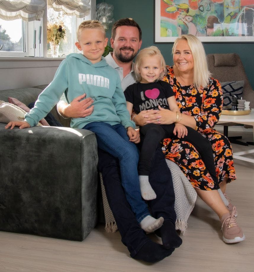 Nu skal Cecilie Schmeichel, ægtefællen Joakim og børnene Noah og Sofie i gang med flyttekasserne.