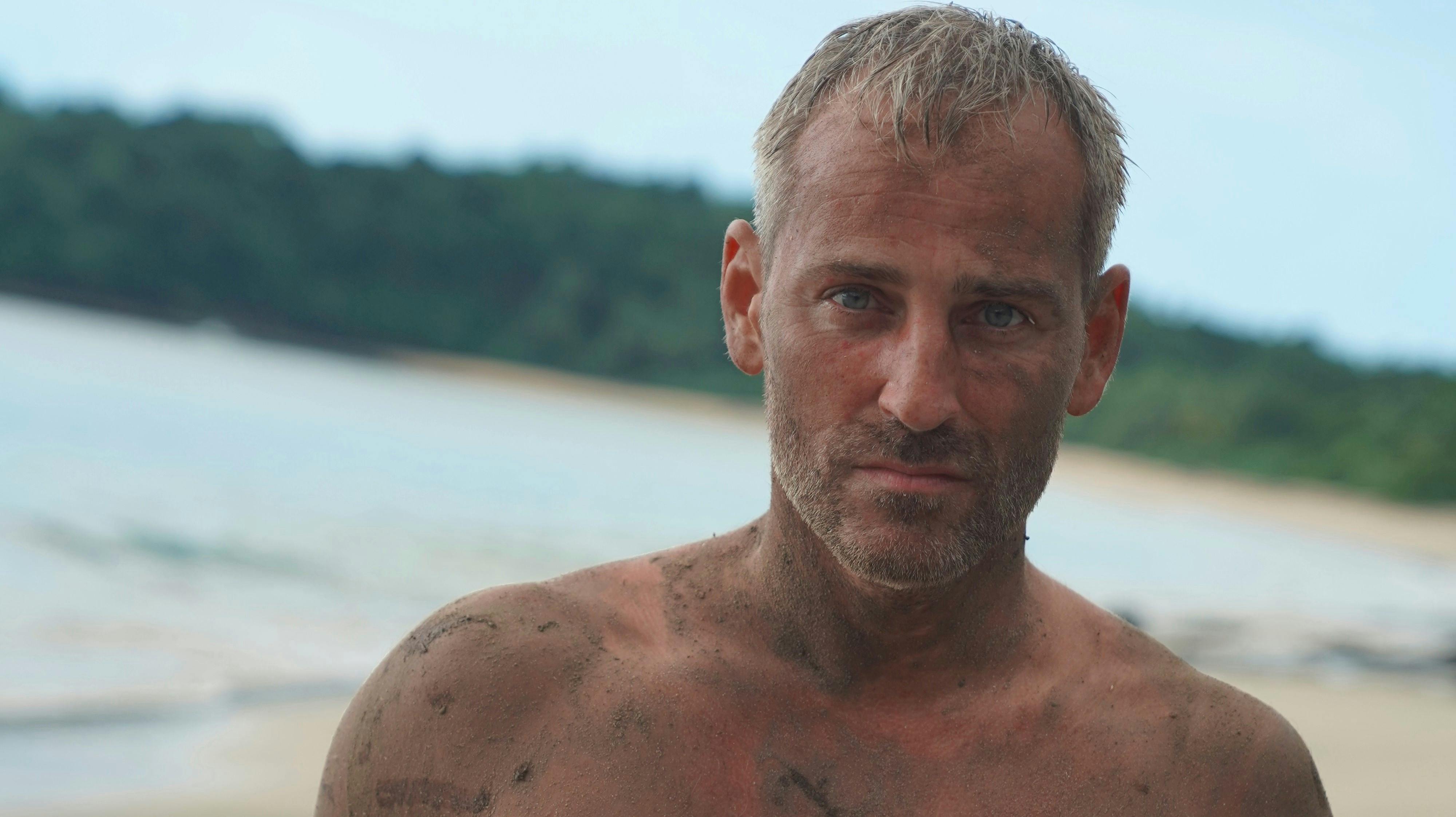 Der er ingen tvivl om, at Oliver Bjerrehuus er i voldsomme smerter.