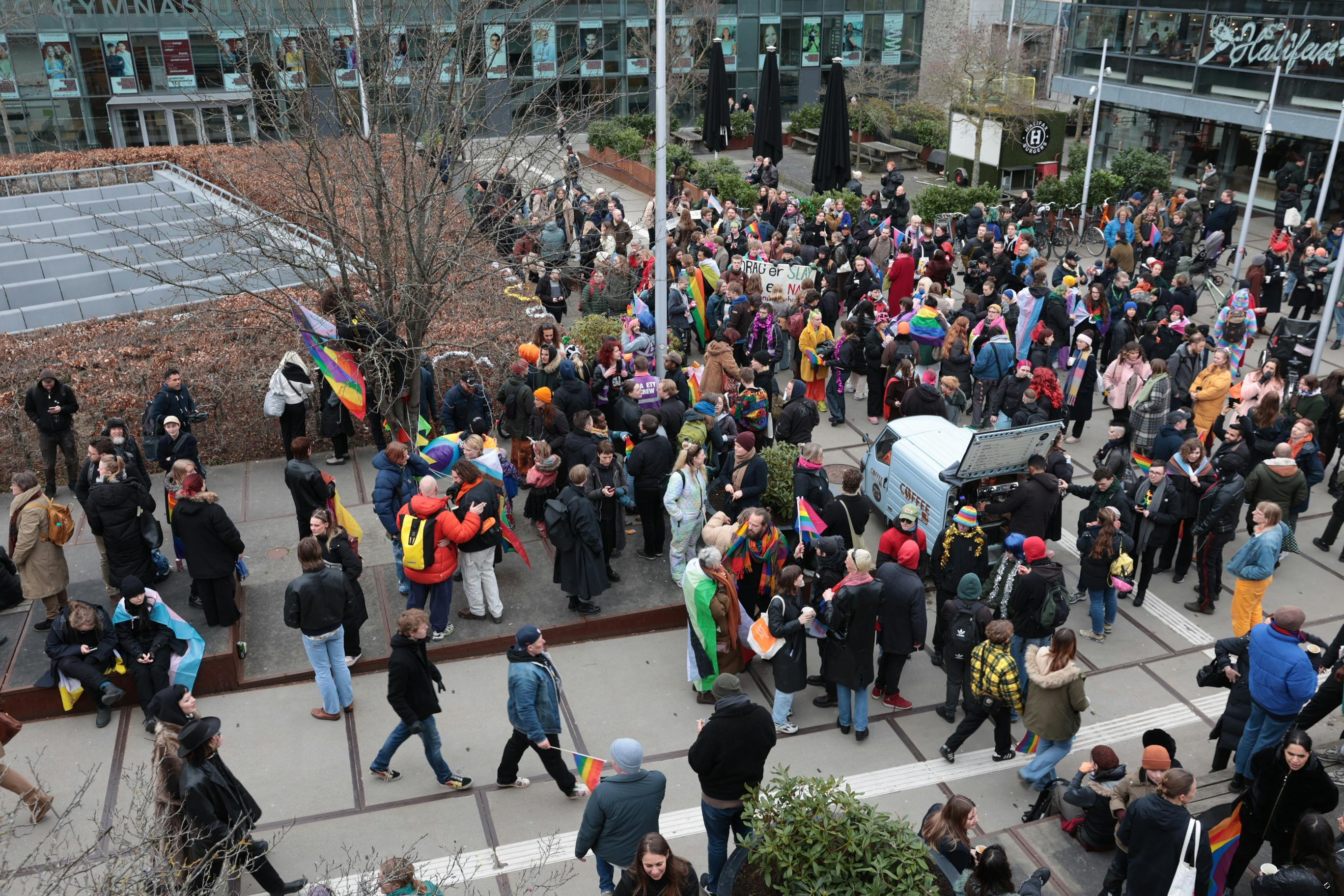 Moddemonstrationen ved fredagens dragshow på Frederiksberg Bibliotek er i overtal. 