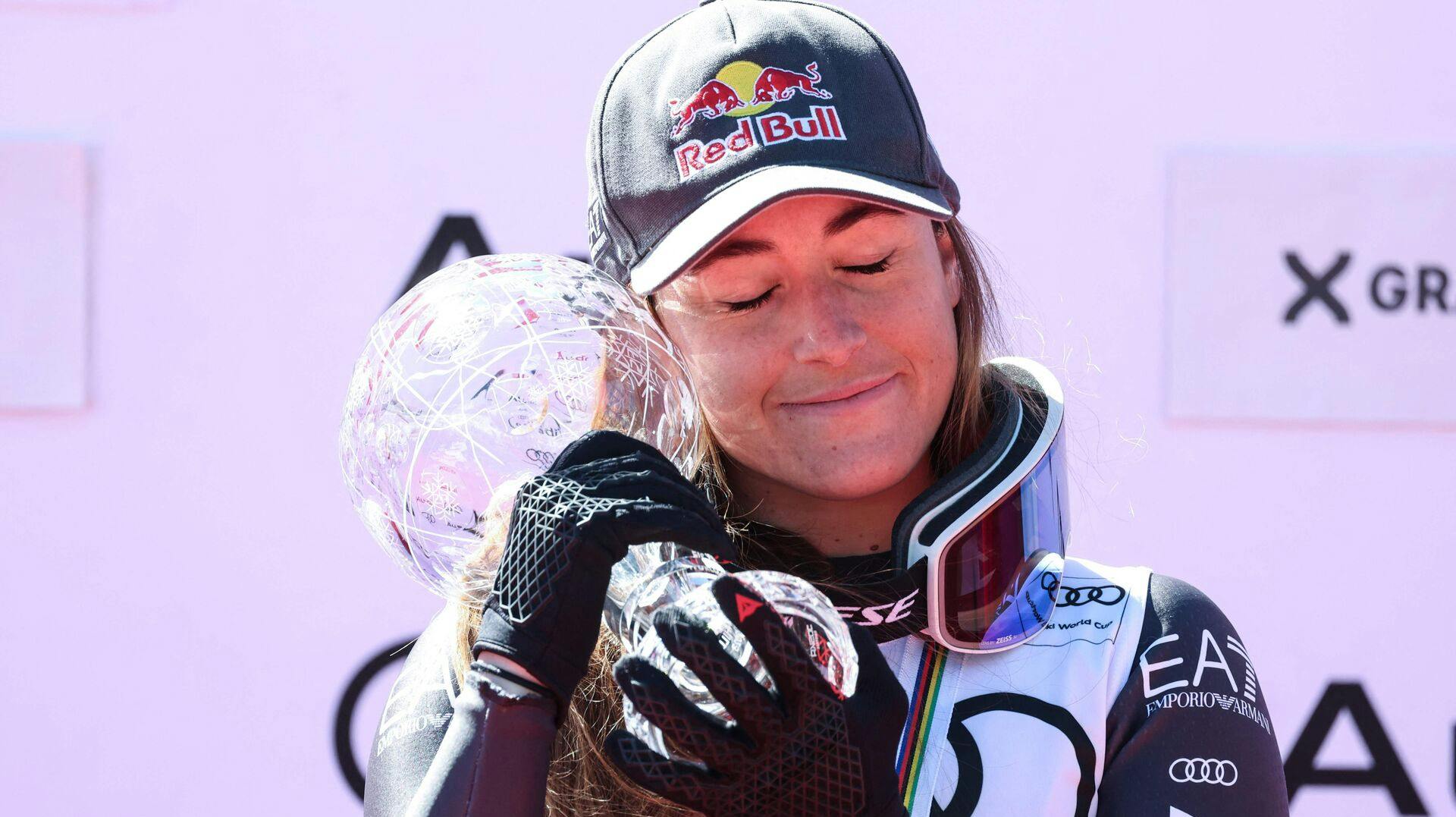 Den italienske skistjerne Sofia Goggia skulle have fundet kærligheden uden for pisterne, da hun angiveligt skulle danne par med den 30 år ældre tv-vært Massimo Giletti.