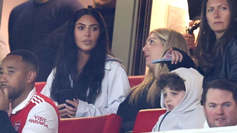 Ud af det blå dukkede Kim Kardashian op på Emirates Stadium, hvor Arsenal torsdag aften spillede mod Sporting CP i Europa League. Her havde hun blandt andet sønnen Saint med.