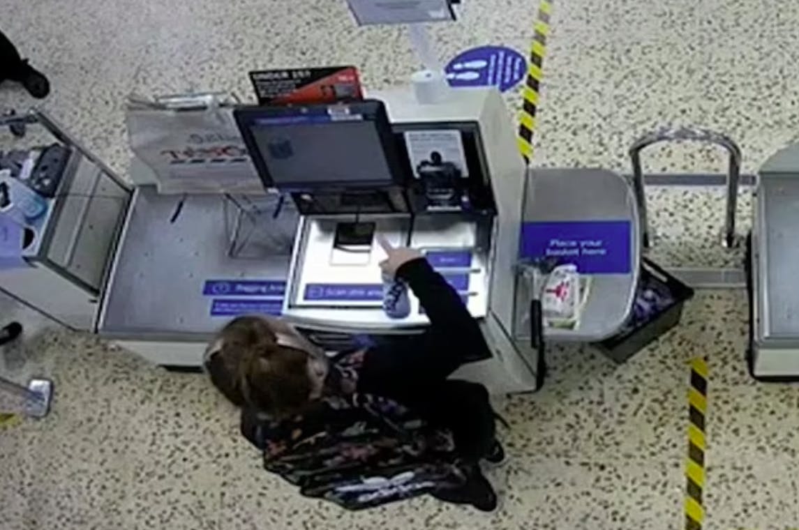 Politiet offentliggjorde overvågningsmaterialet, hvor man kunne se den unge kvinde købe hammeren, hun senere brugte til at tæske sig selv med. 