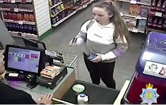 Overvågningsvideo af Eleanor Williams, der handler i en spar, imens hun angiveligt skulle være menneskehandlet. 