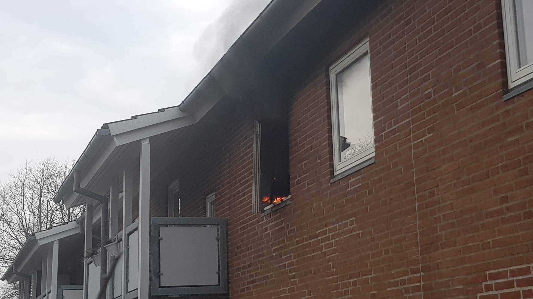 Branden spredte sig til både møbler og vægge.