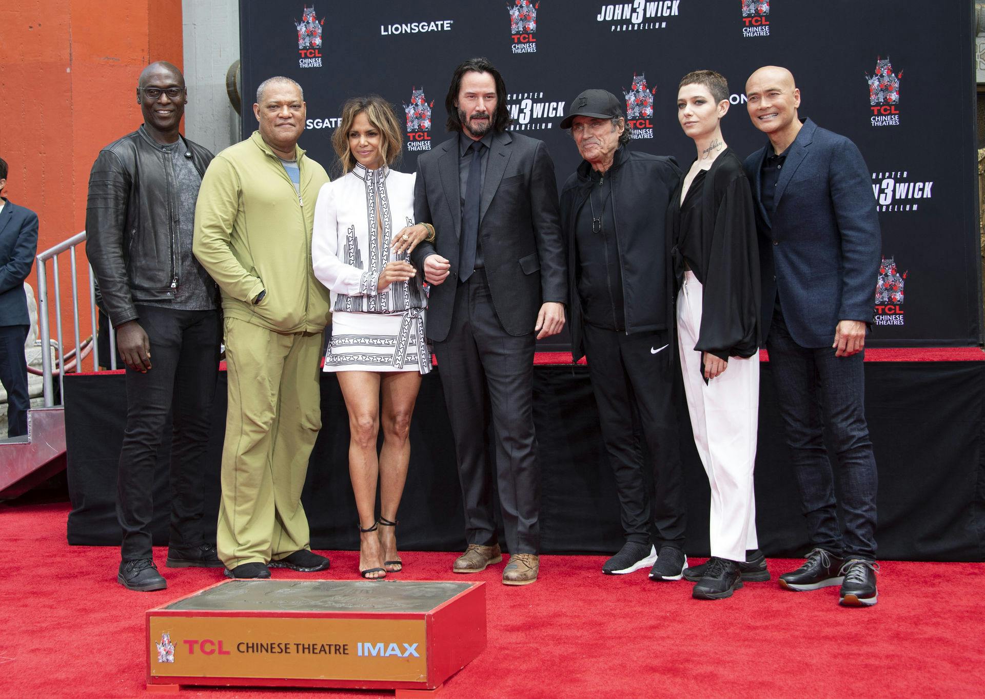 Fra venstre: Lance Reddick, Laurence Fishburne, Halle Berry, Keanu Reeves, Chad Stahelski, Ian McShane, Asia Kate Dillon og Mark Dacascos.
