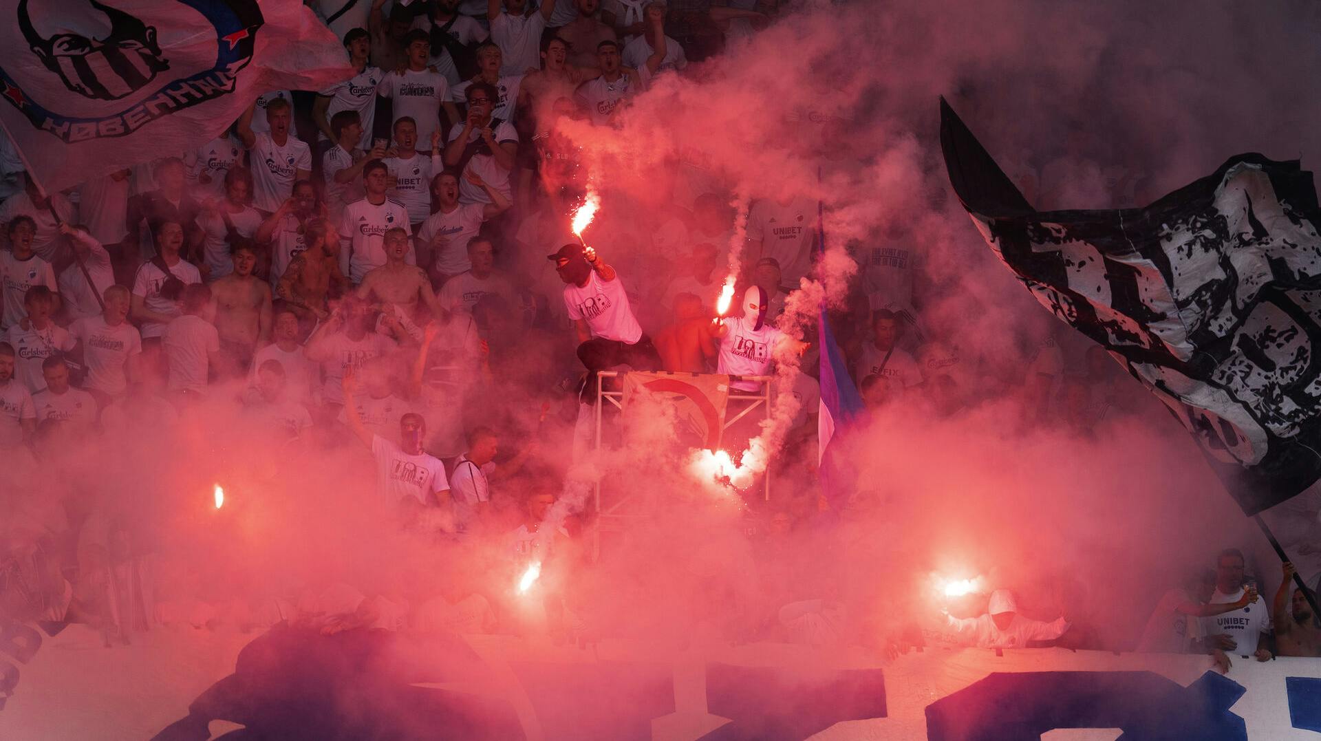 Det går festligt for sig - nogle gange lidt for festligt - når der spilles kampe i Parken. Og det er ikke sikkert, at den udsatte B-tribune kan holde til det.