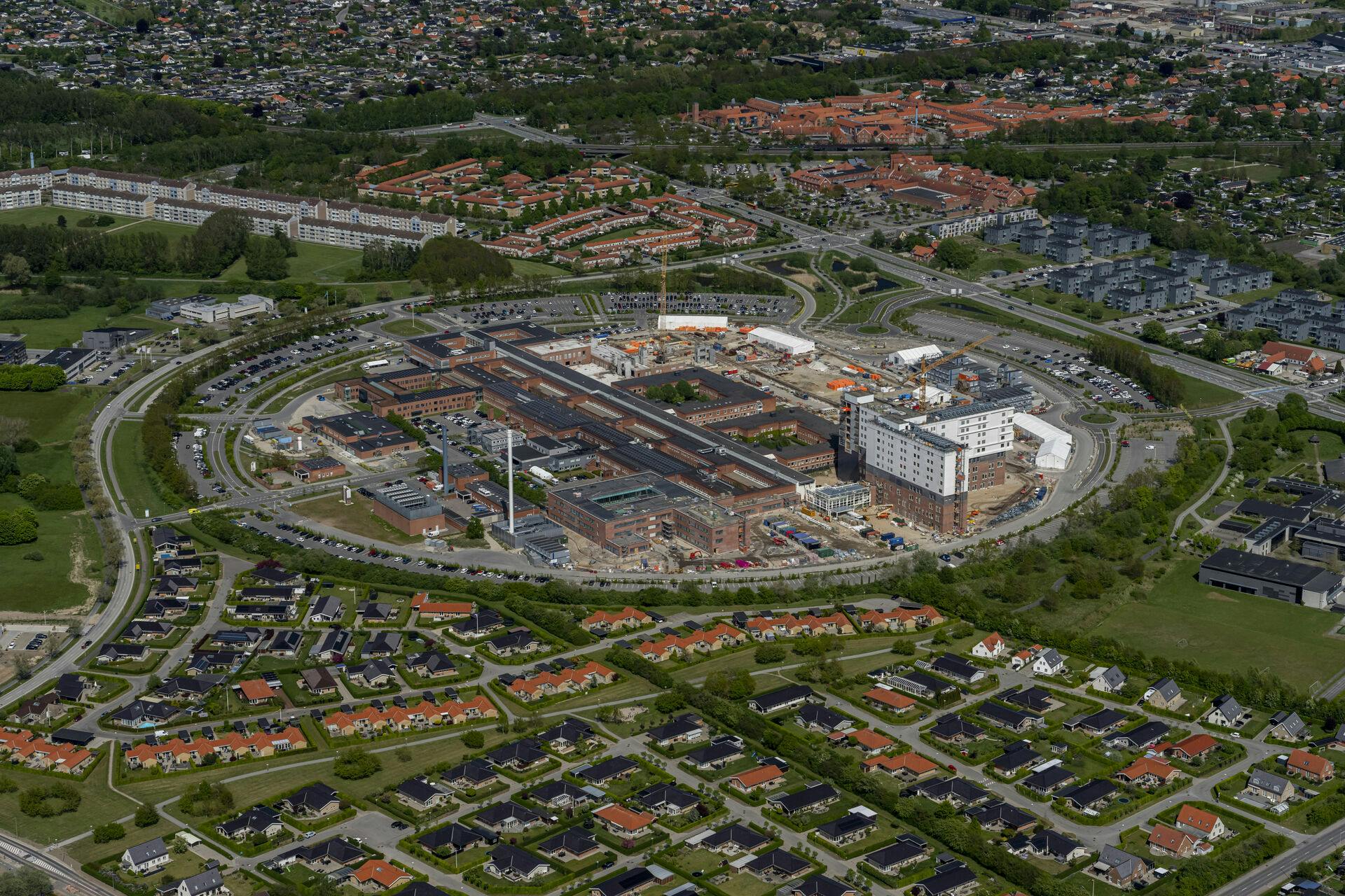 Køge Sygehus set fra luften. Sygehuset er ved at blive udviddet og forventes færdig i 2025.