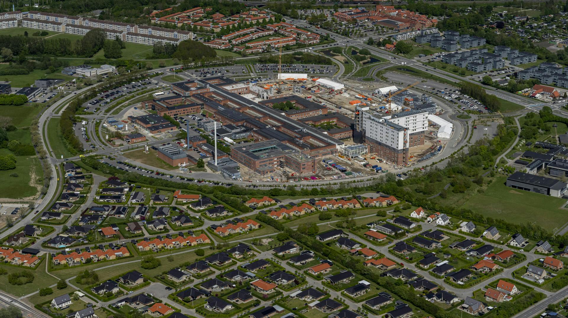 Køge Sygehus set fra luften. Sygehuset er ved at blive udviddet og forventes færdig i 2025.