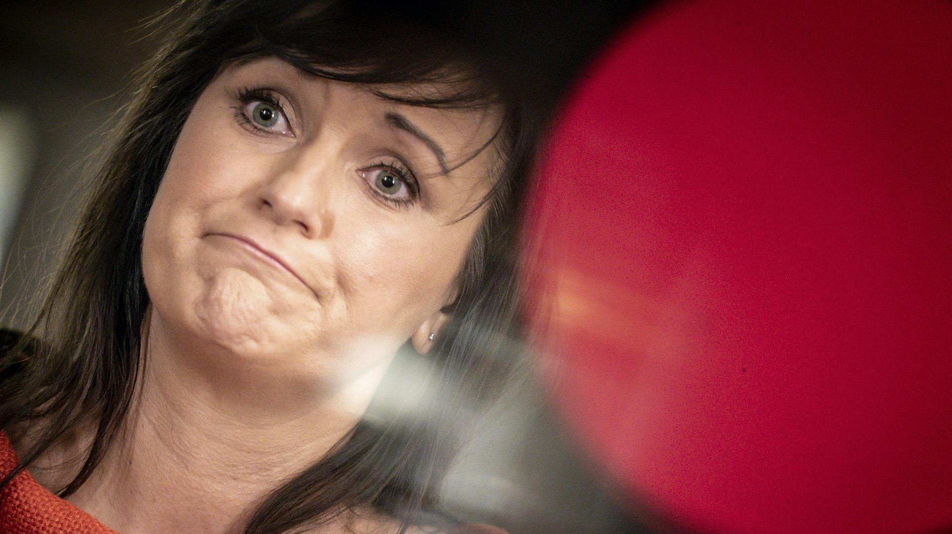Det er et meget passende udtryk, som sundhedsminister Sophie Løhde (V) her har i ansigtet. For over 300 millioner kroner direkte "i kloaken" er trods alt en del, når pengene kunne have kommet patienterne bedre til gavn.