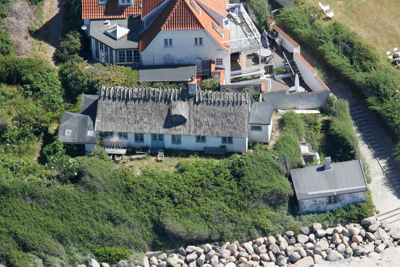 Det er sommerhuset her i forgrunden, som striden handler om.