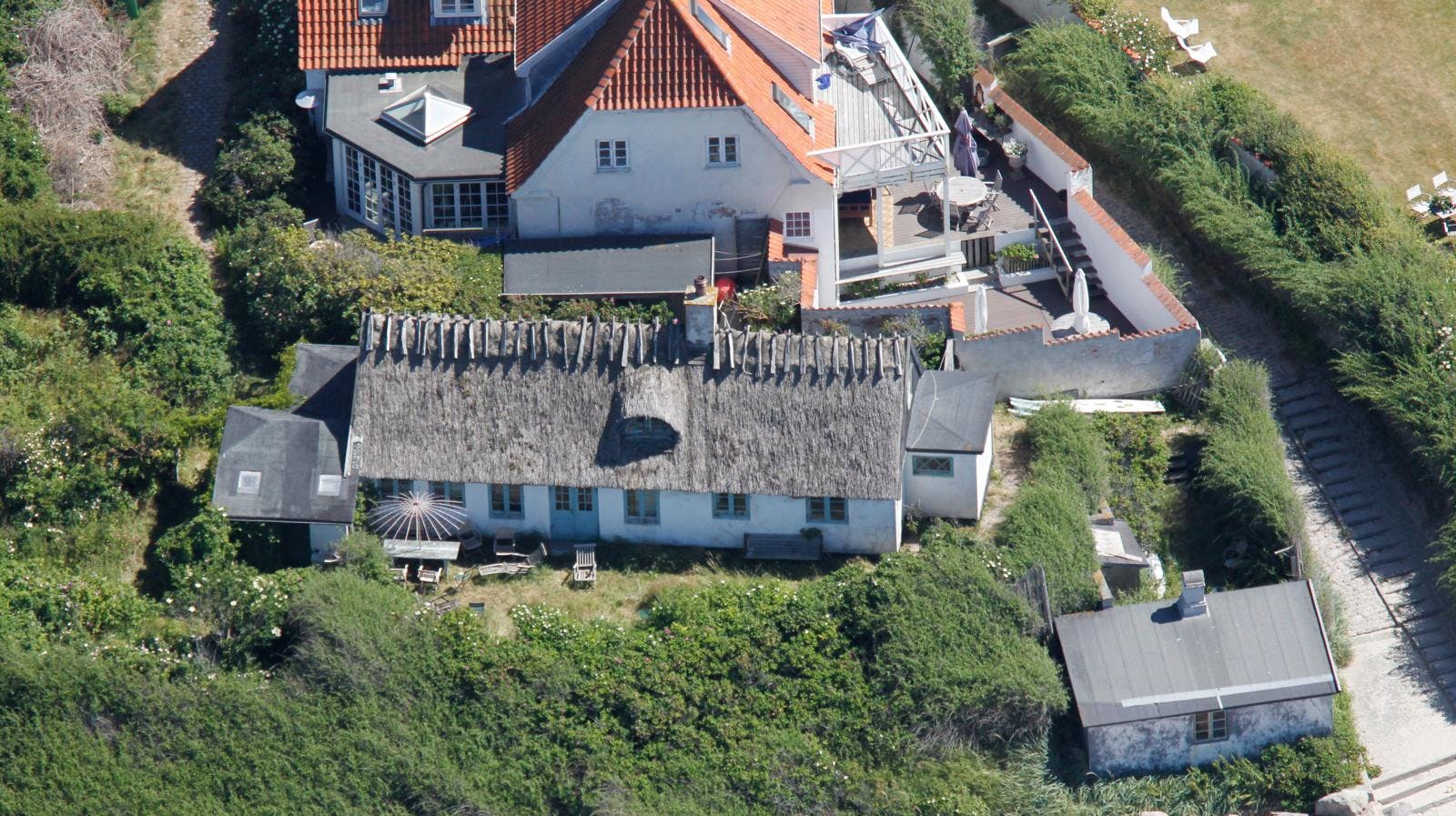 Det er sommerhuset her i forgrunden, som striden handler om.