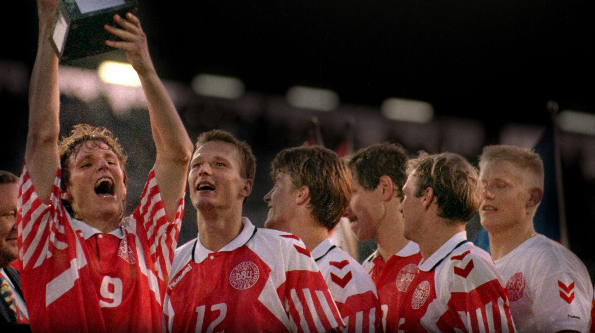 EM-triumfen fra 1992 hyldes endnu en gang i herrelandsholdets to nye landsholdstrøjer. Trøjerne er nemlig inspireret af trøjerne fra 92.