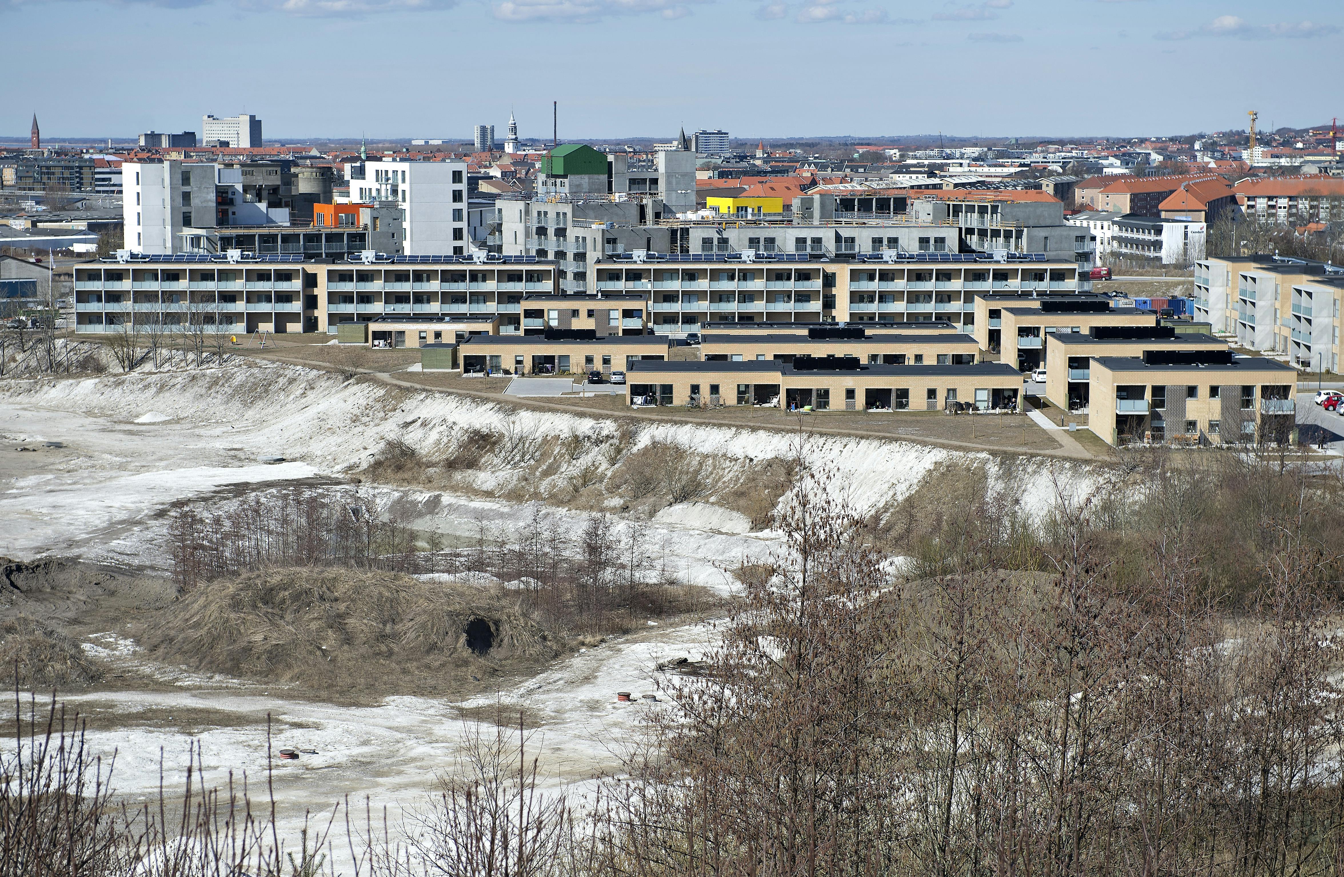 Nyt byggeri på den gamle eternitgrund i Aalborg. Der dør langt flere af lungehindekræft i Nordjylland, end i andre regioner. Det viser en stor undersøgelse af den sjældne kræftform. Forklaringen skal findes i Aalborgs industrihistorie. (Arkivfoto)
