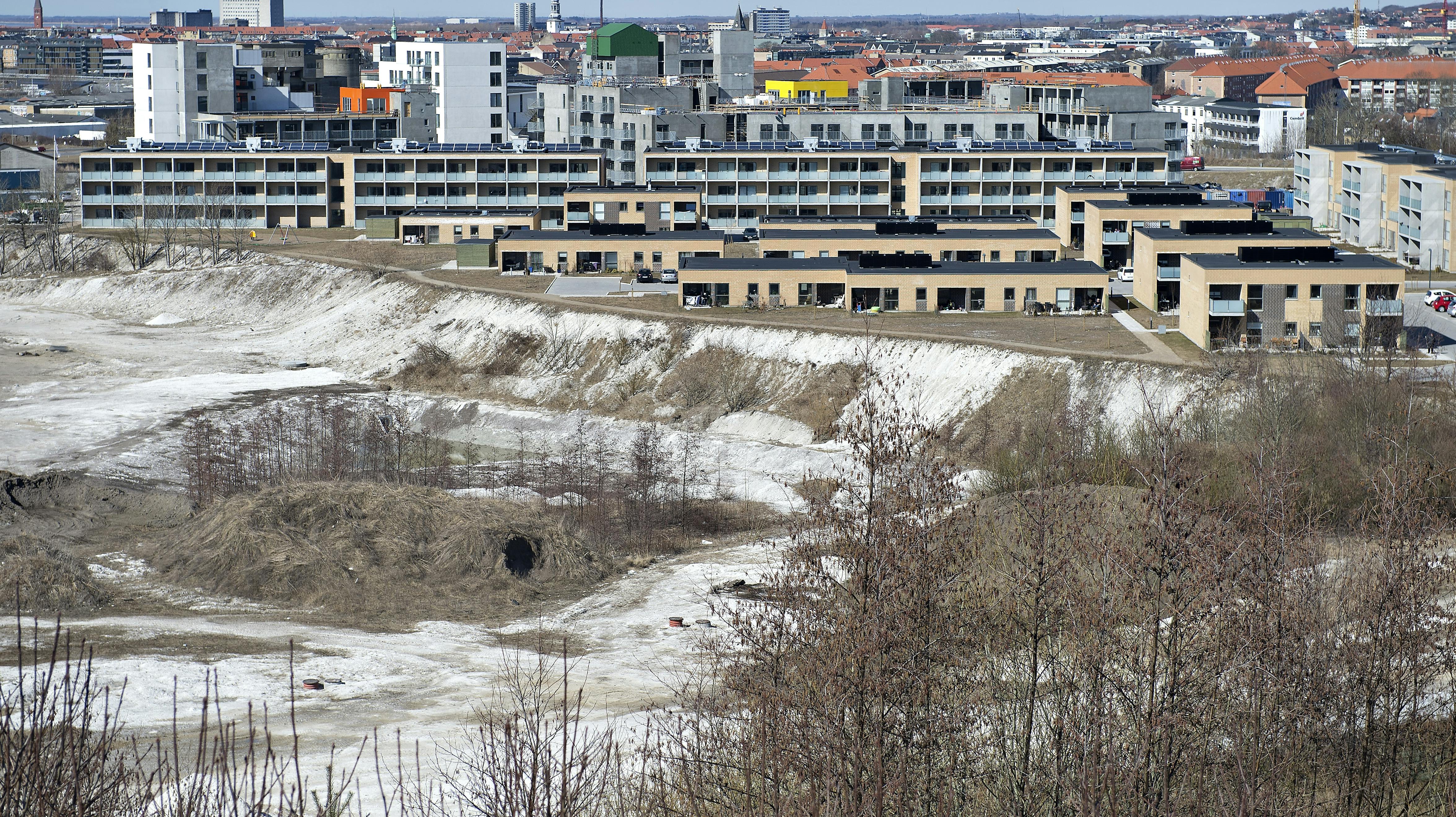 Nyt byggeri på den gamle eternitgrund i Aalborg. Der dør langt flere af lungehindekræft i Nordjylland, end i andre regioner. Det viser en stor undersøgelse af den sjældne kræftform. Forklaringen skal findes i Aalborgs industrihistorie. (Arkivfoto)