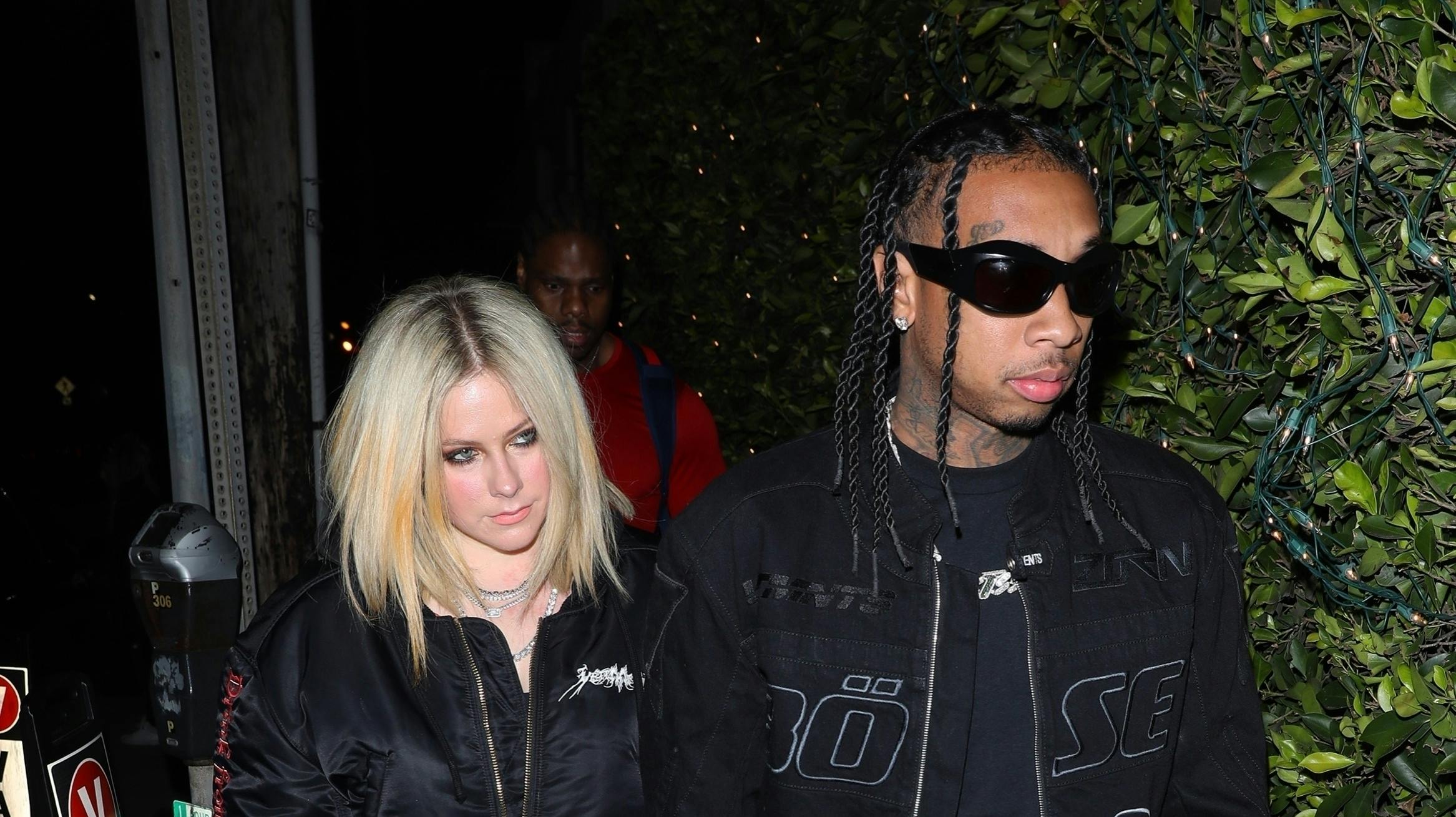 Avril Lavigne har fået en kæmpestor diamanthalskæde af sin "ven" Tyga. nbsp;
