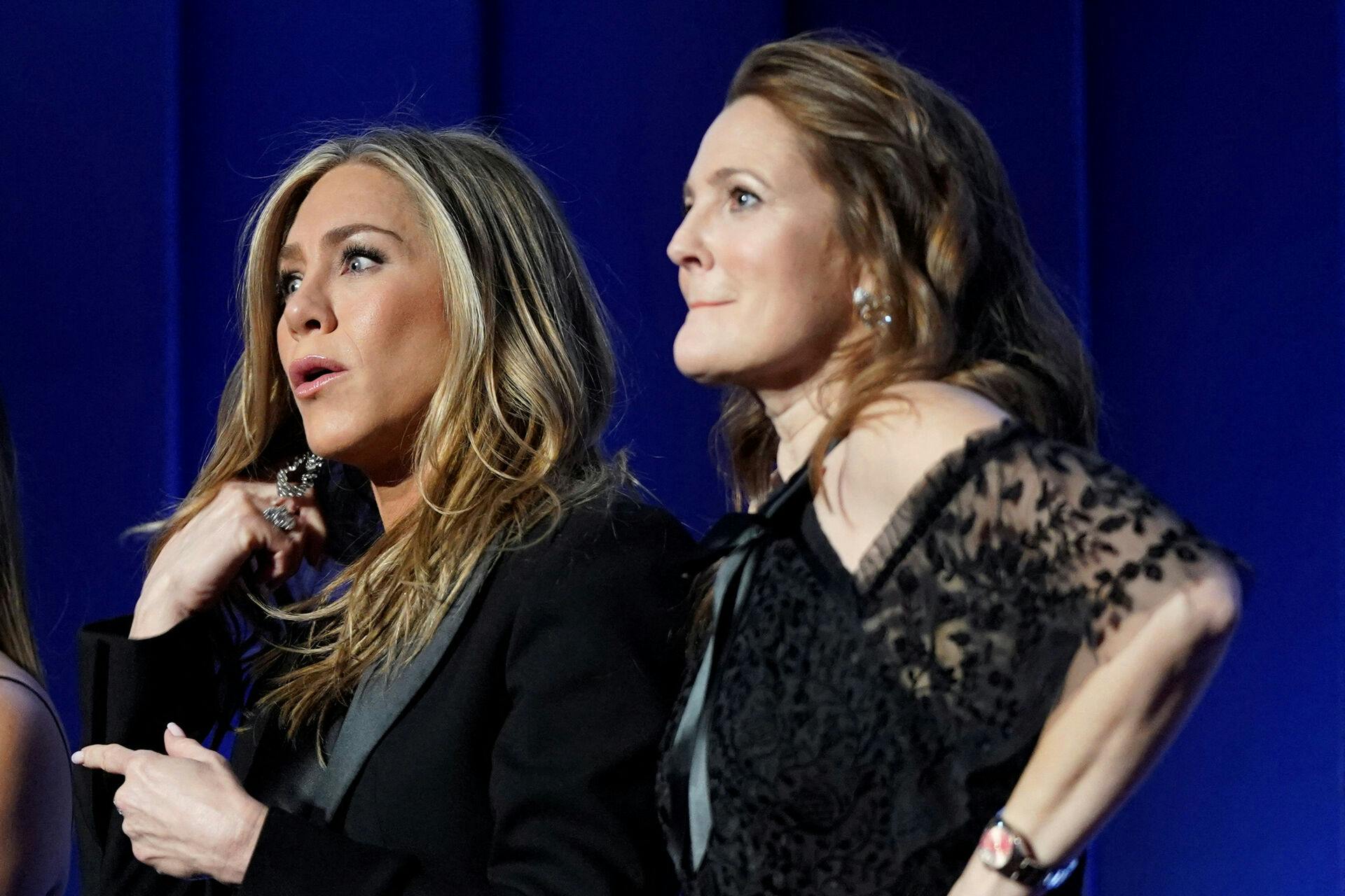 Jennifer Aniston og Drew Barrymore til hyldesten af Adam Sandler.