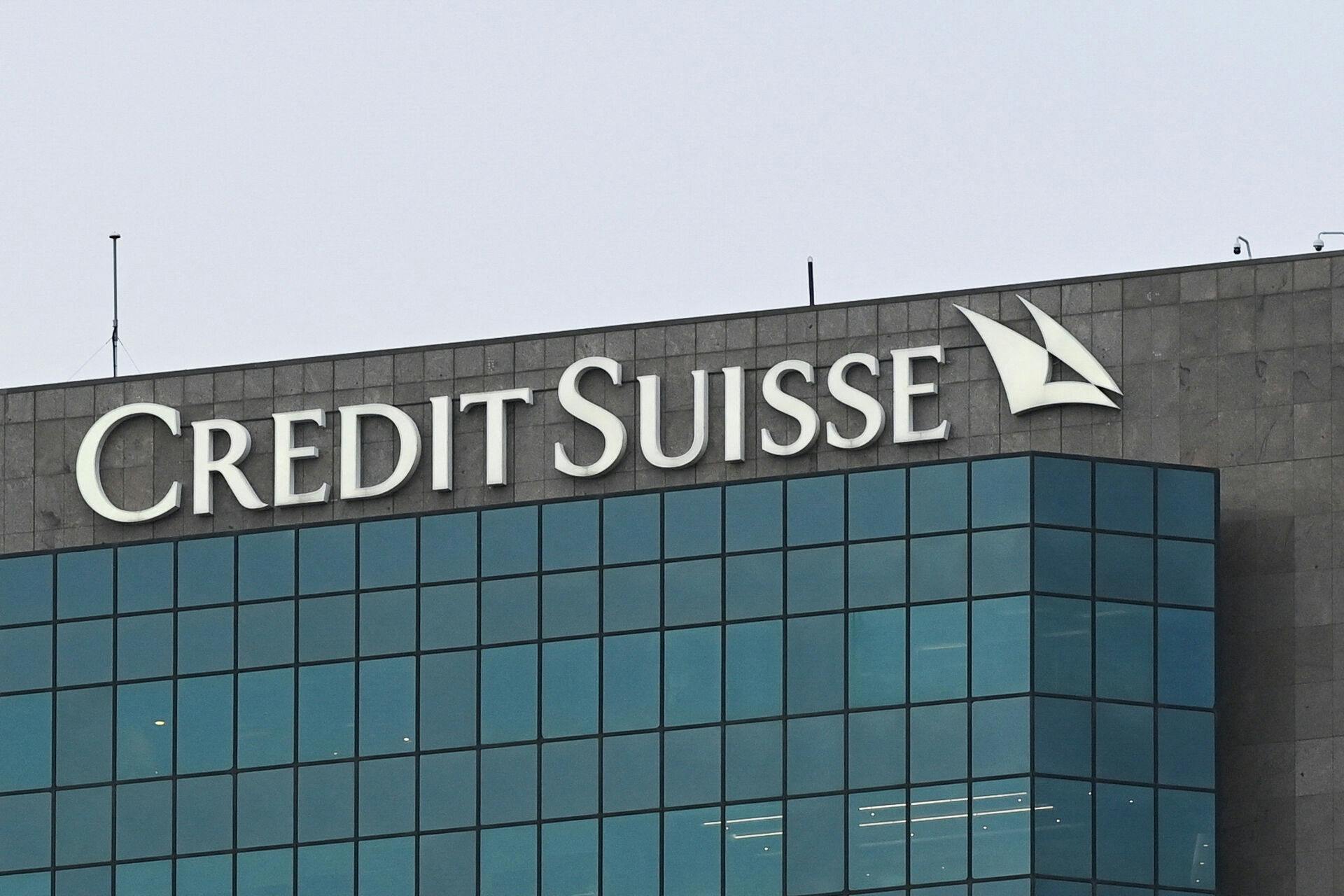 Søndag indgik UBS en aftale med Credit Suisse om at købe banken. Mandag faldt den kriseramte Credit Suisse så med 60 procent på børsen.