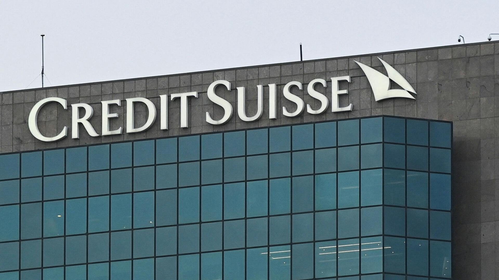 Søndag indgik UBS en aftale med Credit Suisse om at købe banken. Mandag faldt den kriseramte Credit Suisse så med 60 procent på børsen.