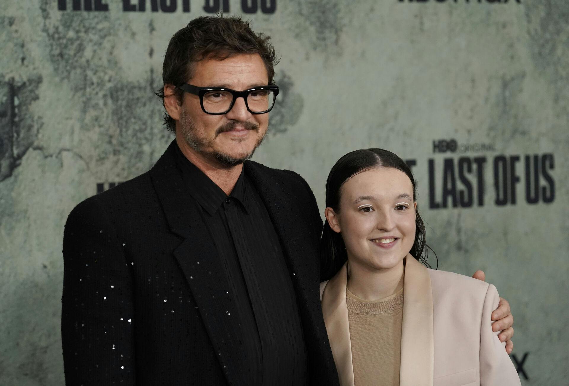 Pedro Pascal (tv.) og Bella Ramsey spiller hovedrollerne i HBO Max-serien "The Last of Us". 