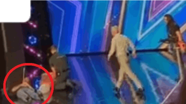 Her ligger Simon Cowell og lader som om, han er blevet skudt i brystet.