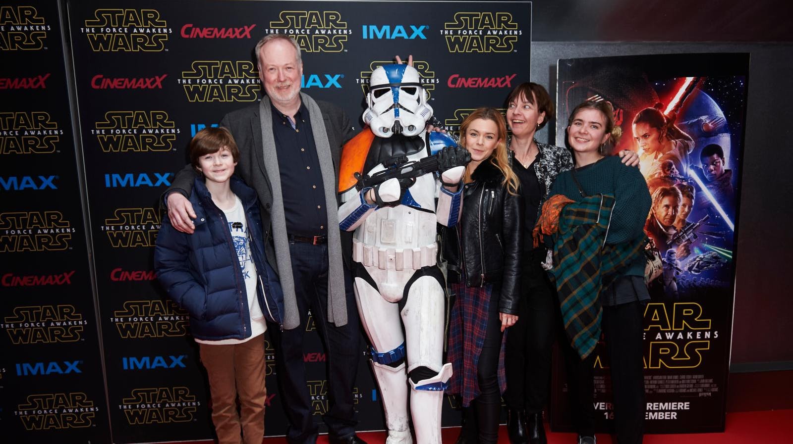 Her ses den populære tv-vært sammen med sin familie til premieren på en af de Star Wars-film, der ligger hans hjerte så nær.